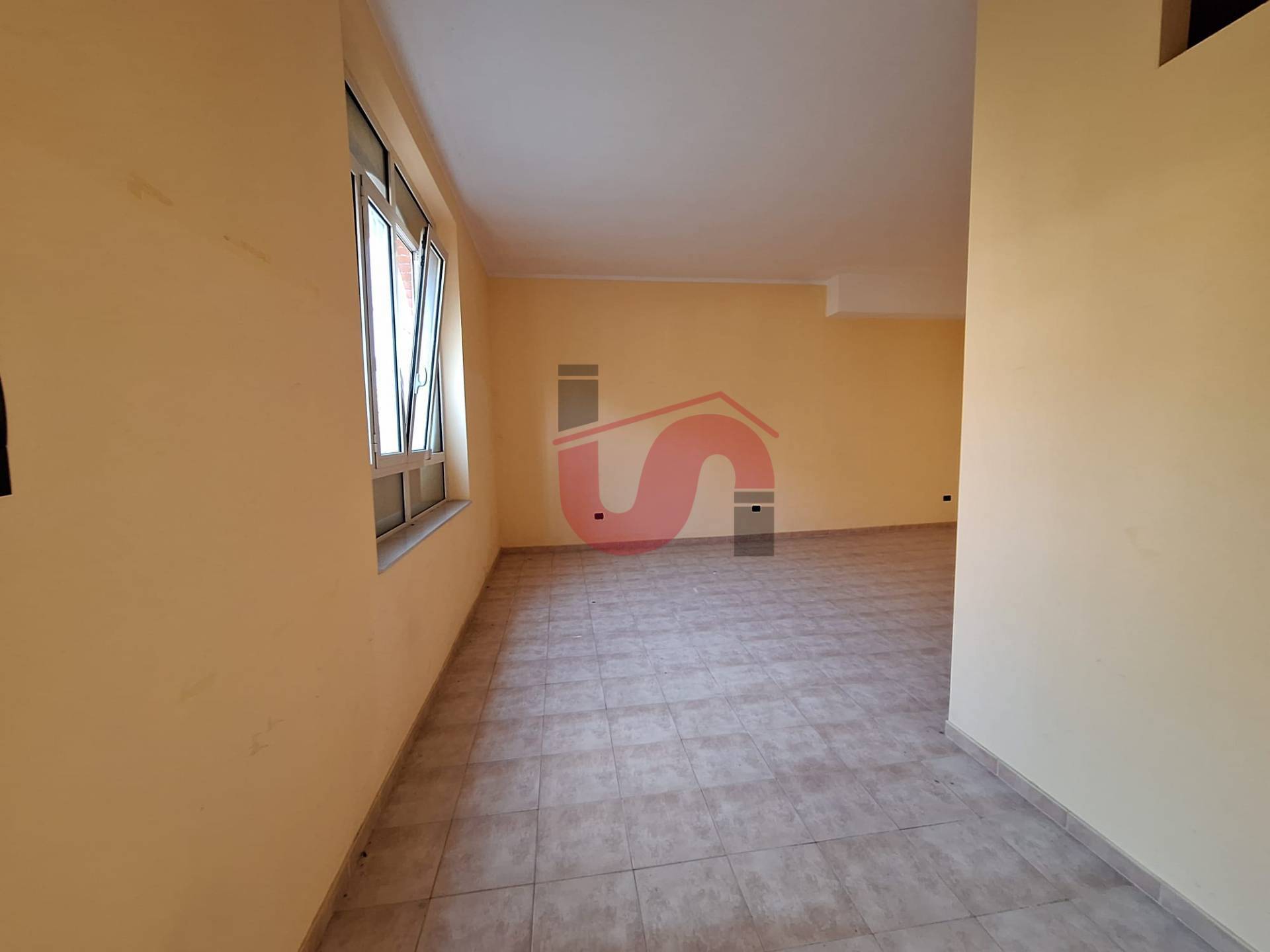 Locale commerciale in vendita a Benevento, Centro