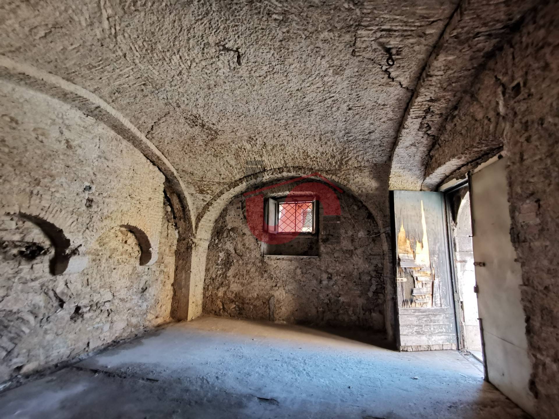 Locale commerciale in vendita a Benevento, CENTRO STORICO