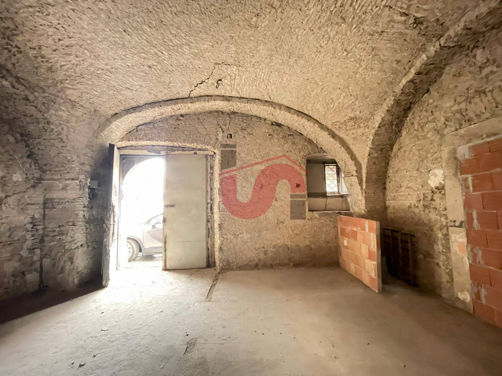 Locale commerciale in vendita a Benevento, CENTRO STORICO