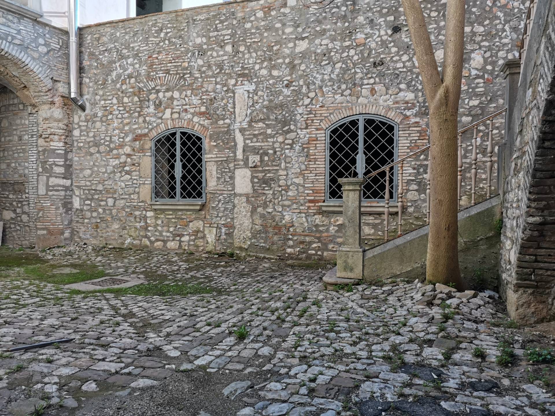 INTERO STABILE in vendita a Benevento, CENTRO STORICO