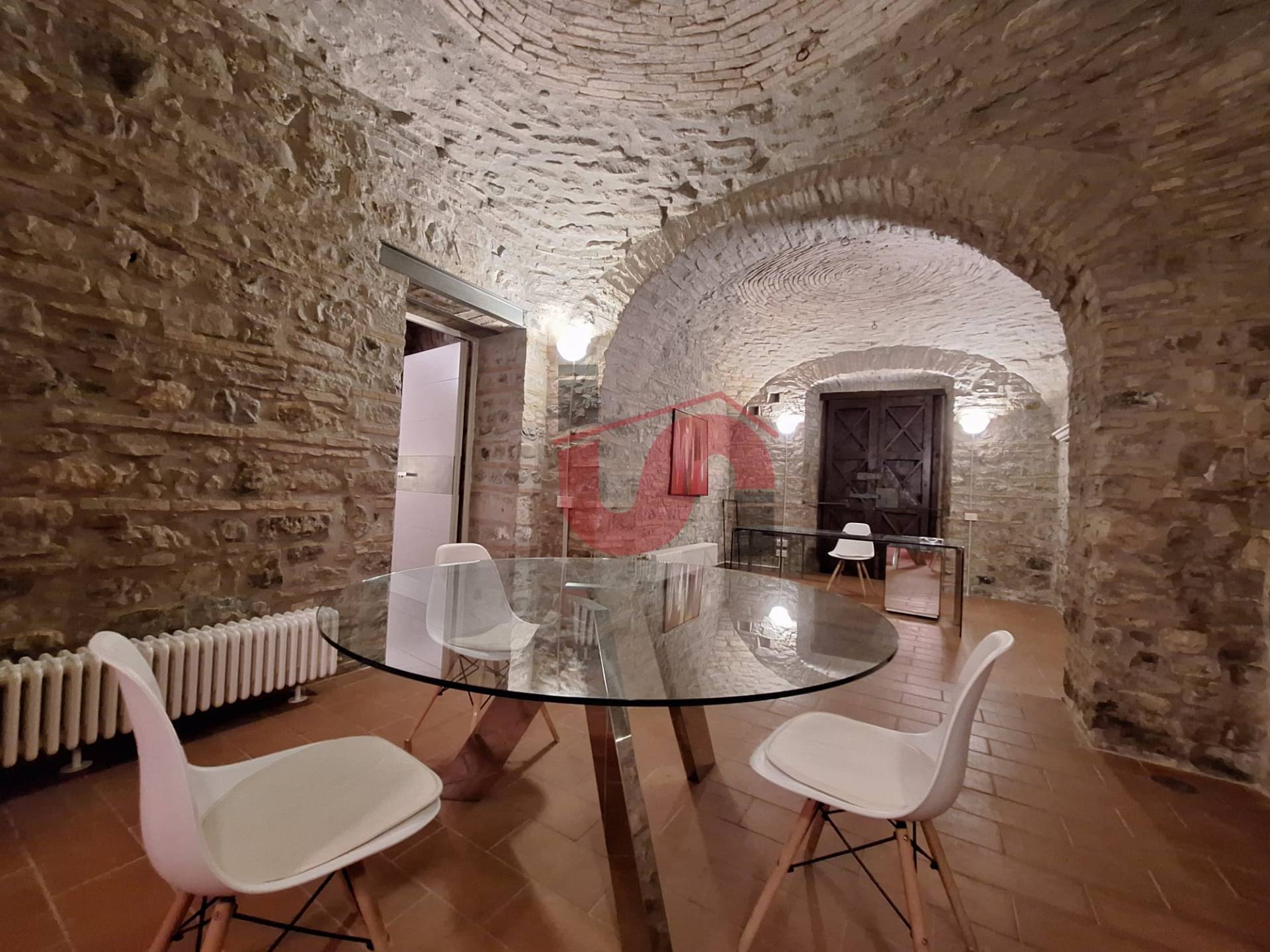 Locale commerciale in affitto a Benevento, CENTRO STORICO