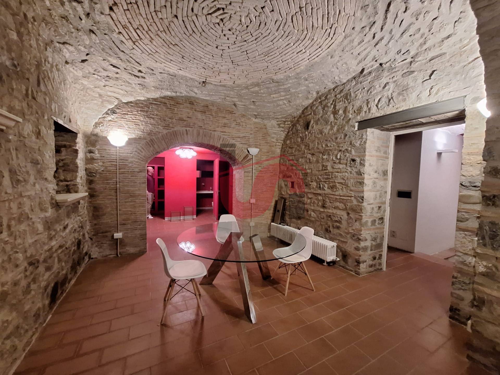 Locale commerciale in affitto a Benevento, CENTRO STORICO