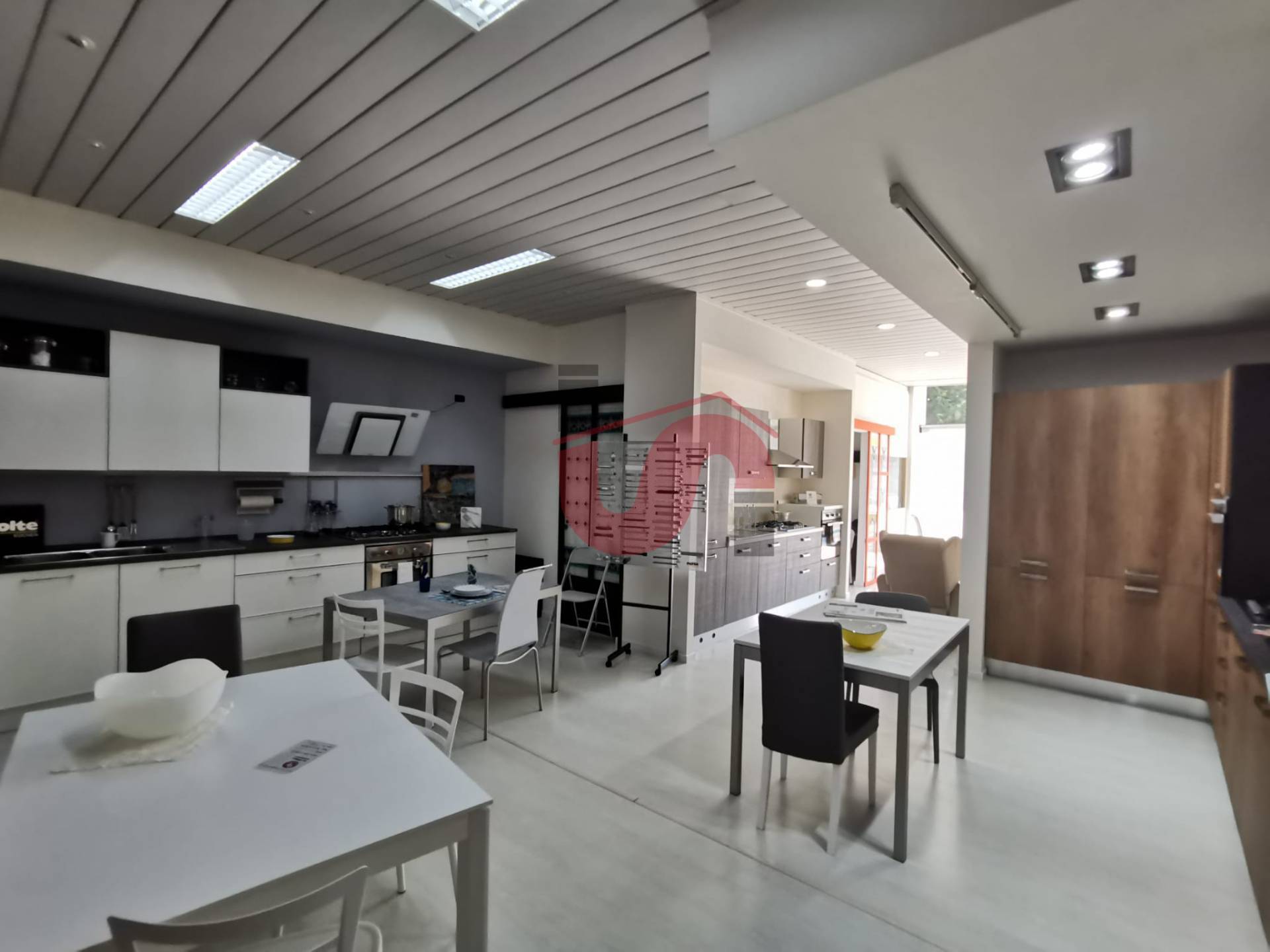 Locale commerciale in vendita a Benevento, Ferrovia