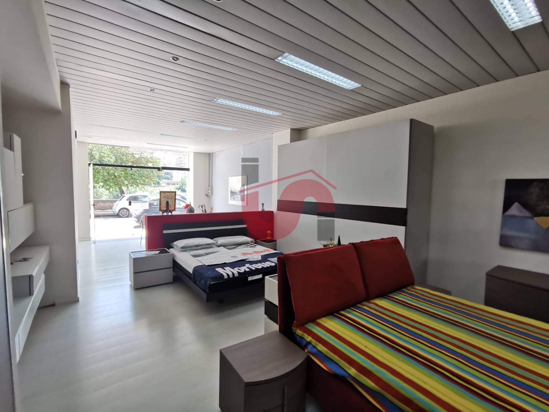 Locale commerciale in vendita a Benevento, Ferrovia