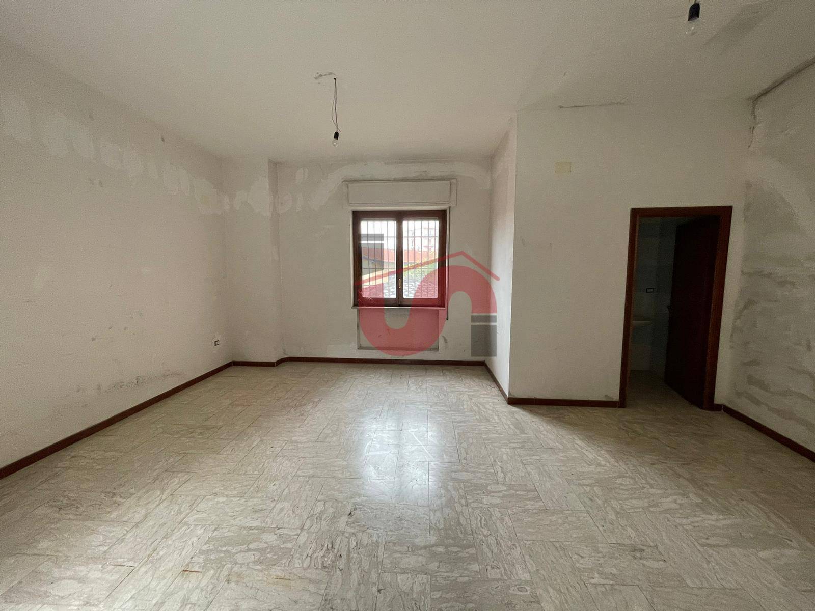 Locale commerciale in vendita a Benevento, Centro