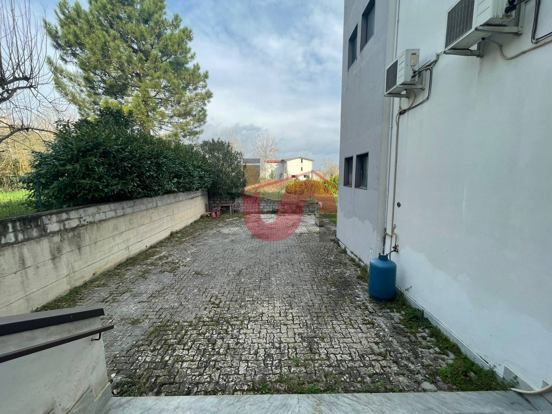 Locale commerciale in vendita a Benevento, CONTRADE