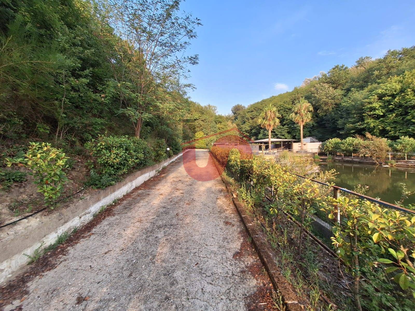 Locale commerciale in vendita a Ceppaloni, Tressanti