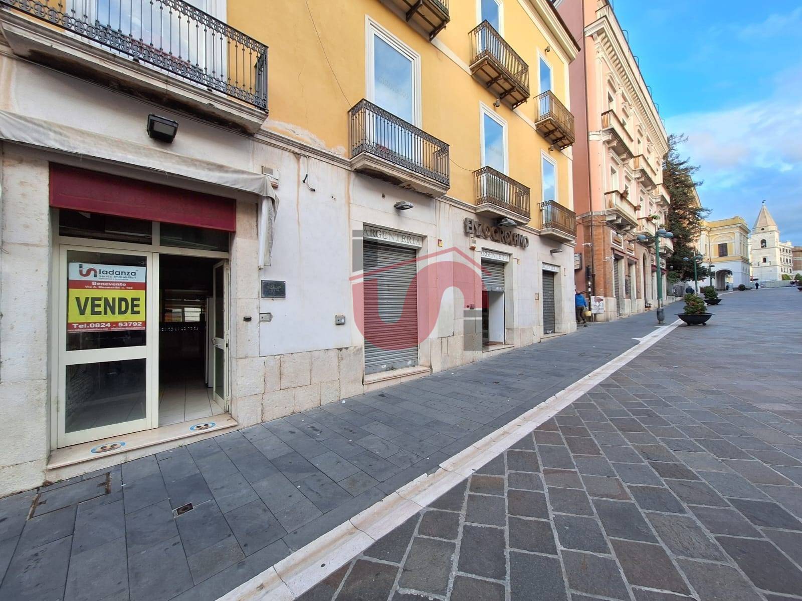 Locale commerciale in vendita a Benevento, CENTRO STORICO