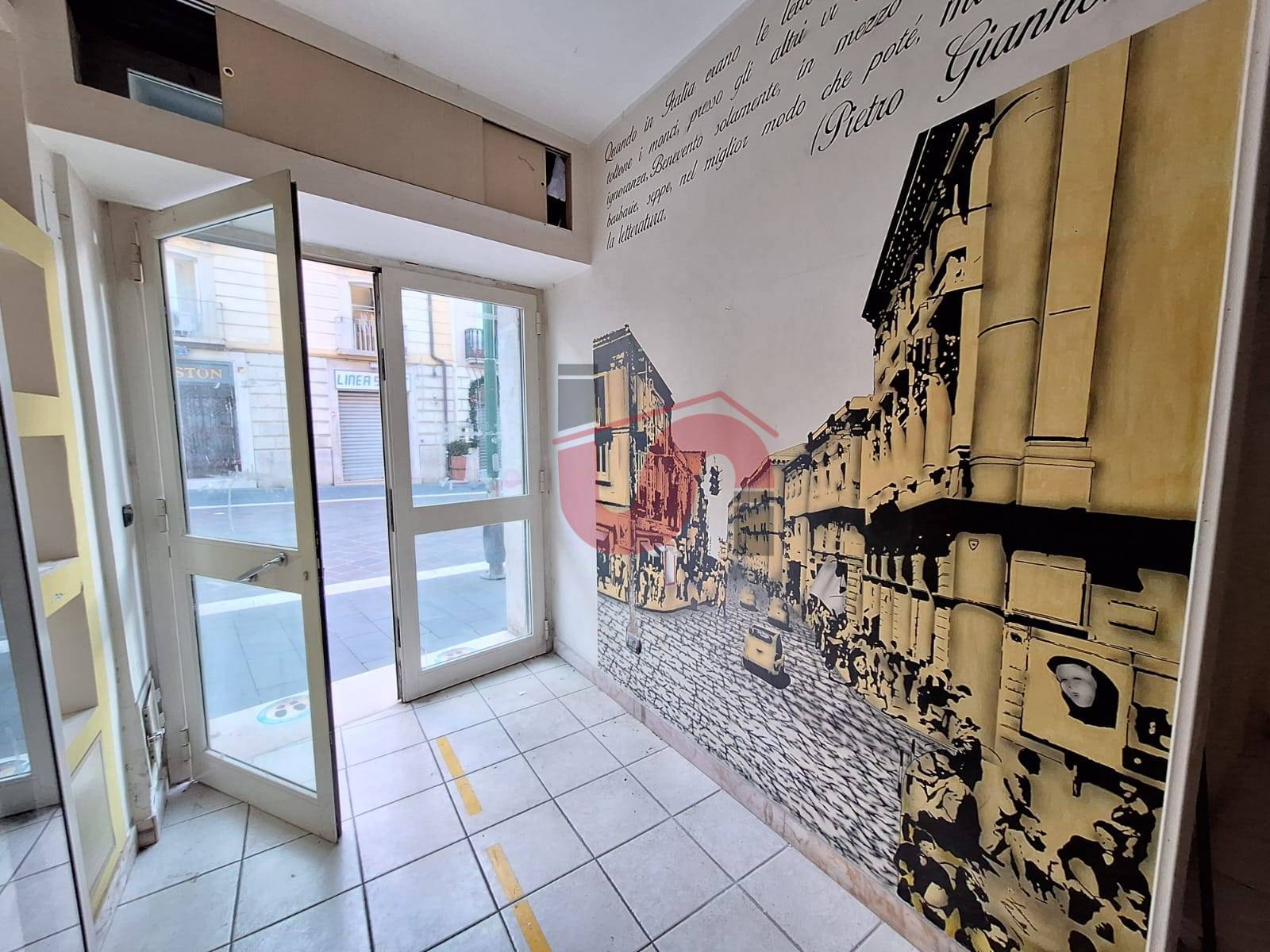 Locale commerciale in vendita a Benevento, CENTRO STORICO