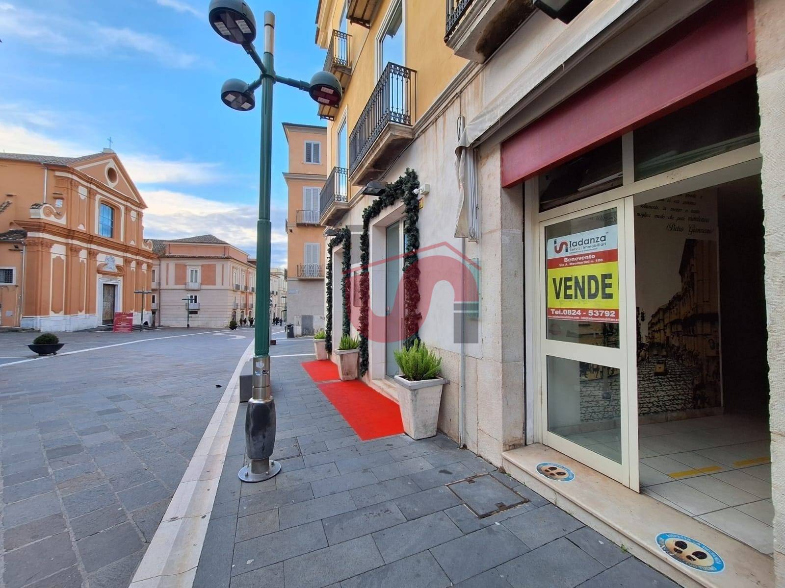 Locale commerciale in vendita a Benevento, CENTRO STORICO