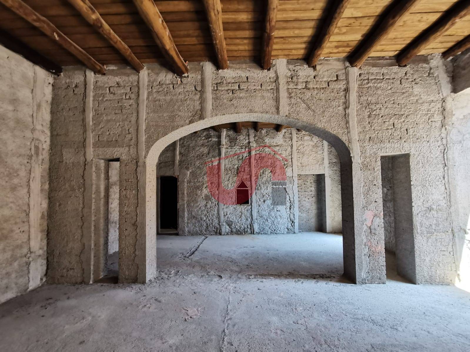 INTERO STABILE in vendita a Benevento, CENTRO STORICO