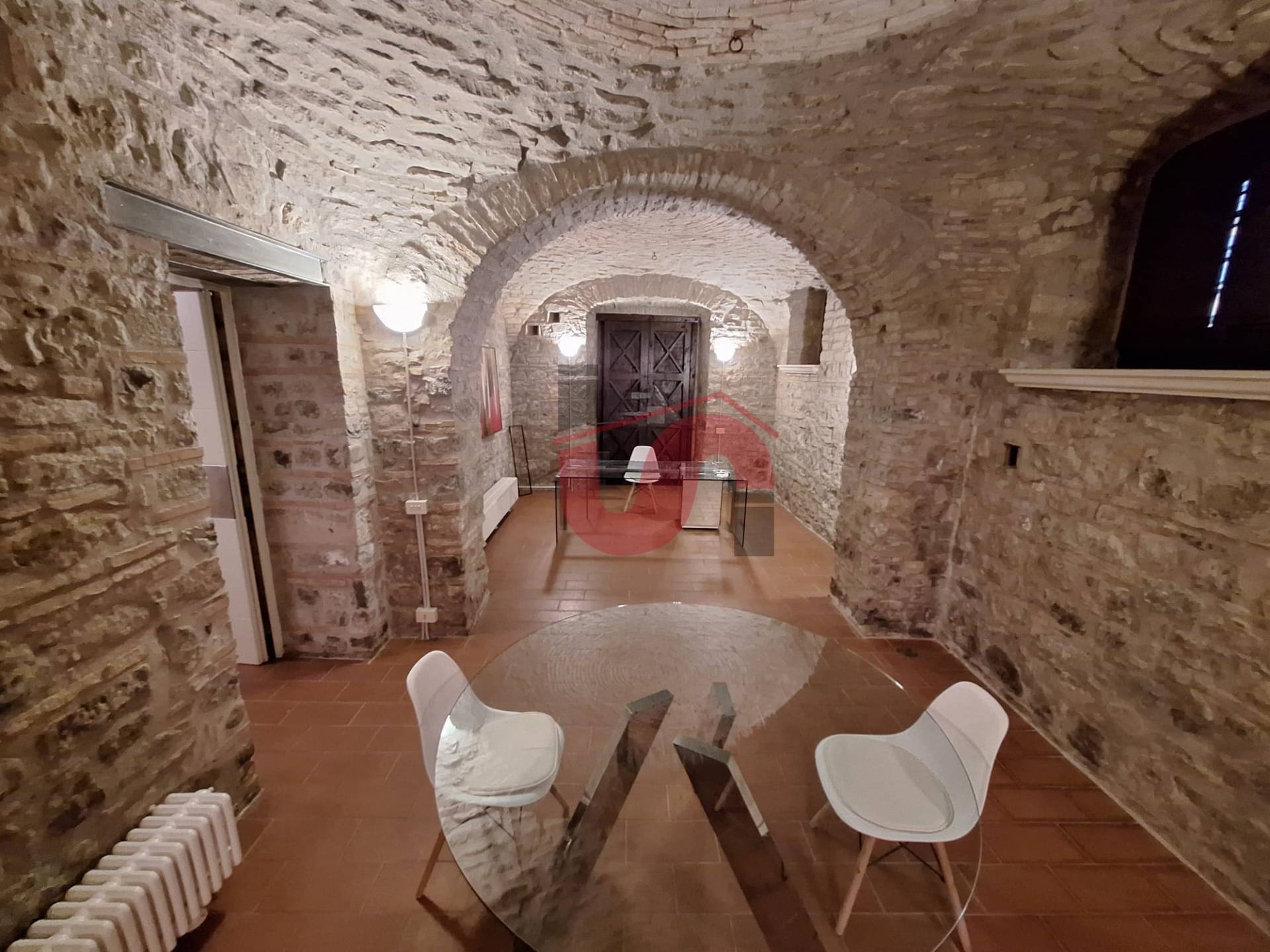 Locale commerciale in affitto a Benevento, CENTRO STORICO