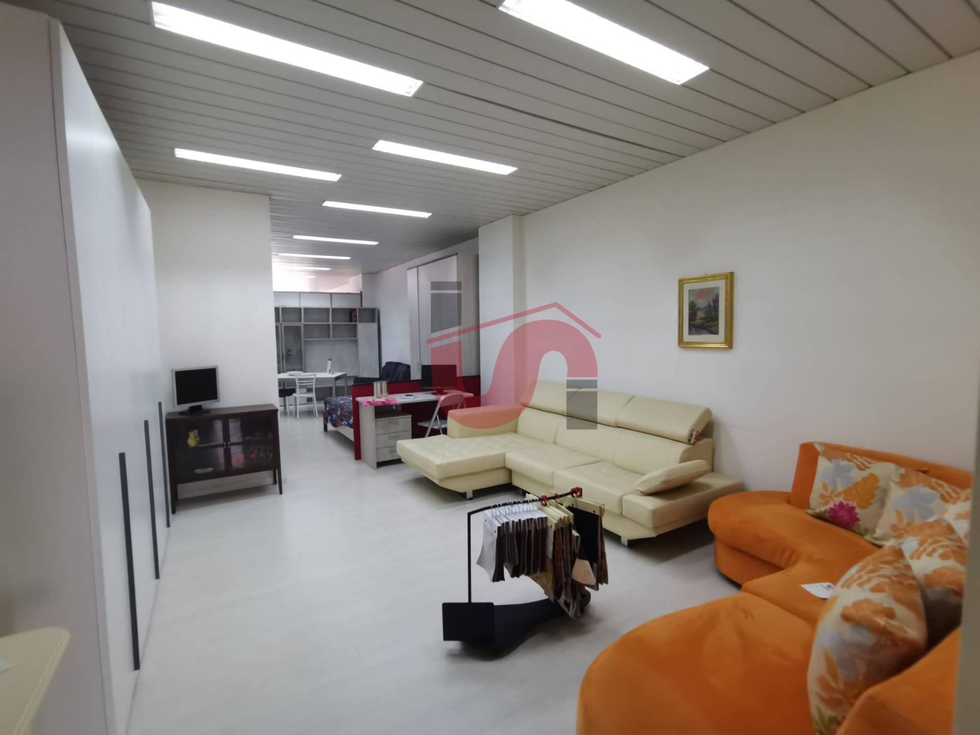 Locale commerciale in vendita a Benevento, Ferrovia