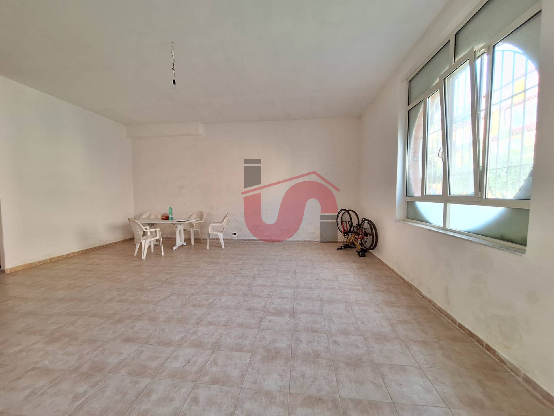 Locale commerciale in vendita a Benevento, Centro