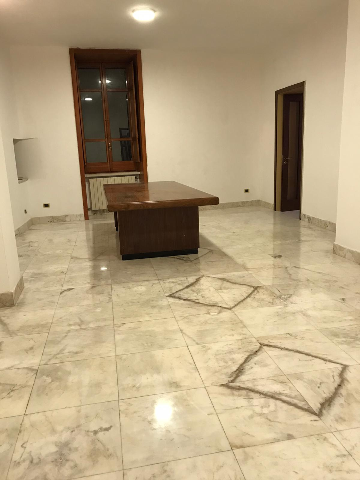 INTERO STABILE in vendita a Benevento, CENTRO STORICO