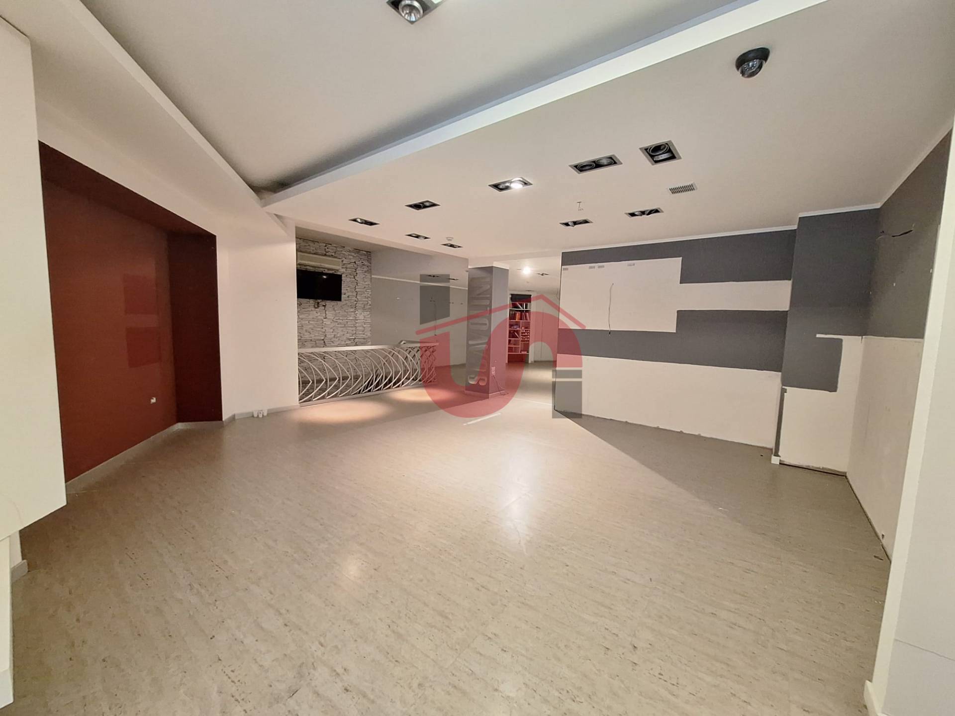 Locale commerciale in affitto a Benevento, CENTRO STORICO