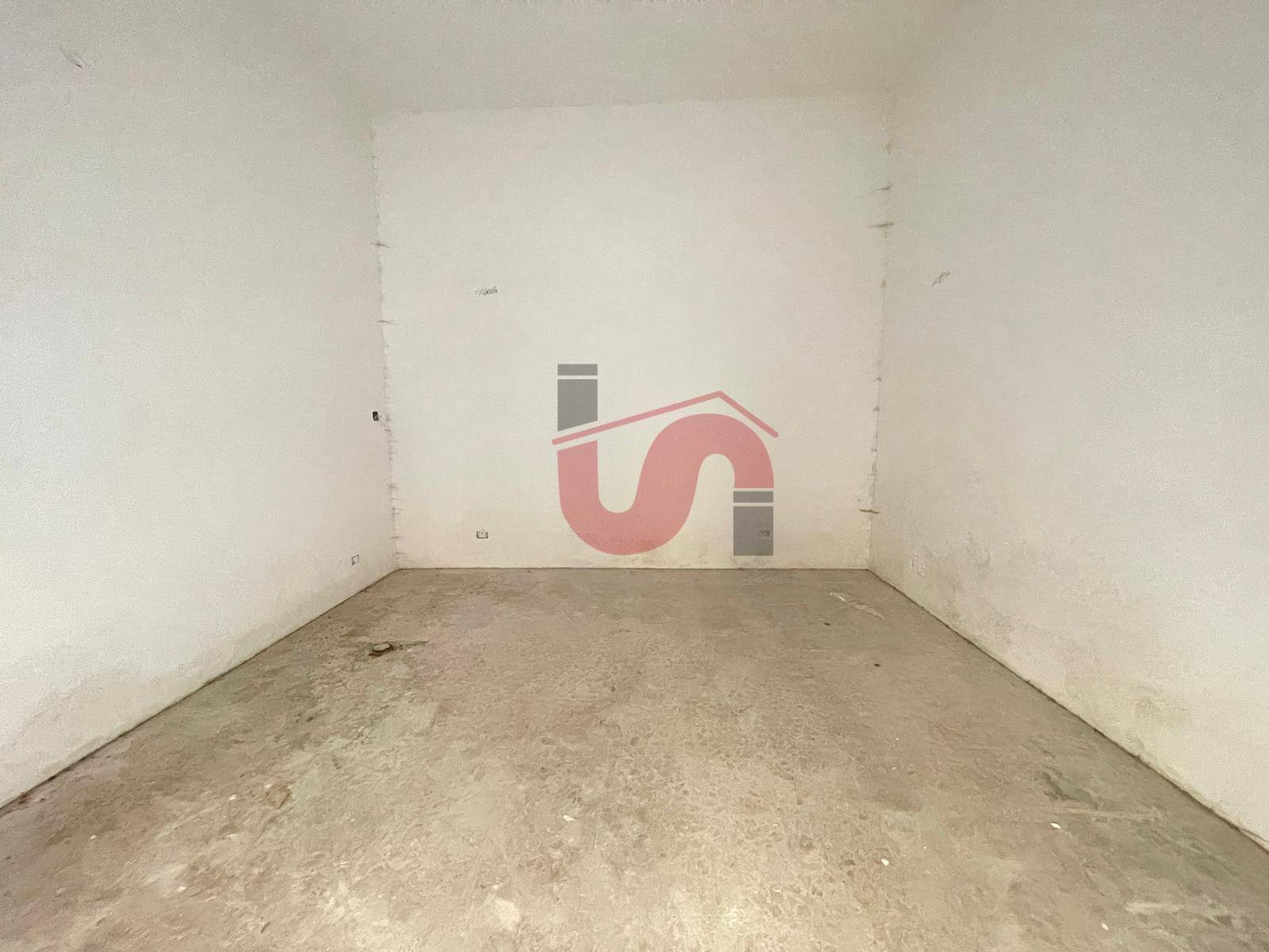 Locale commerciale in affitto a Benevento, Centro