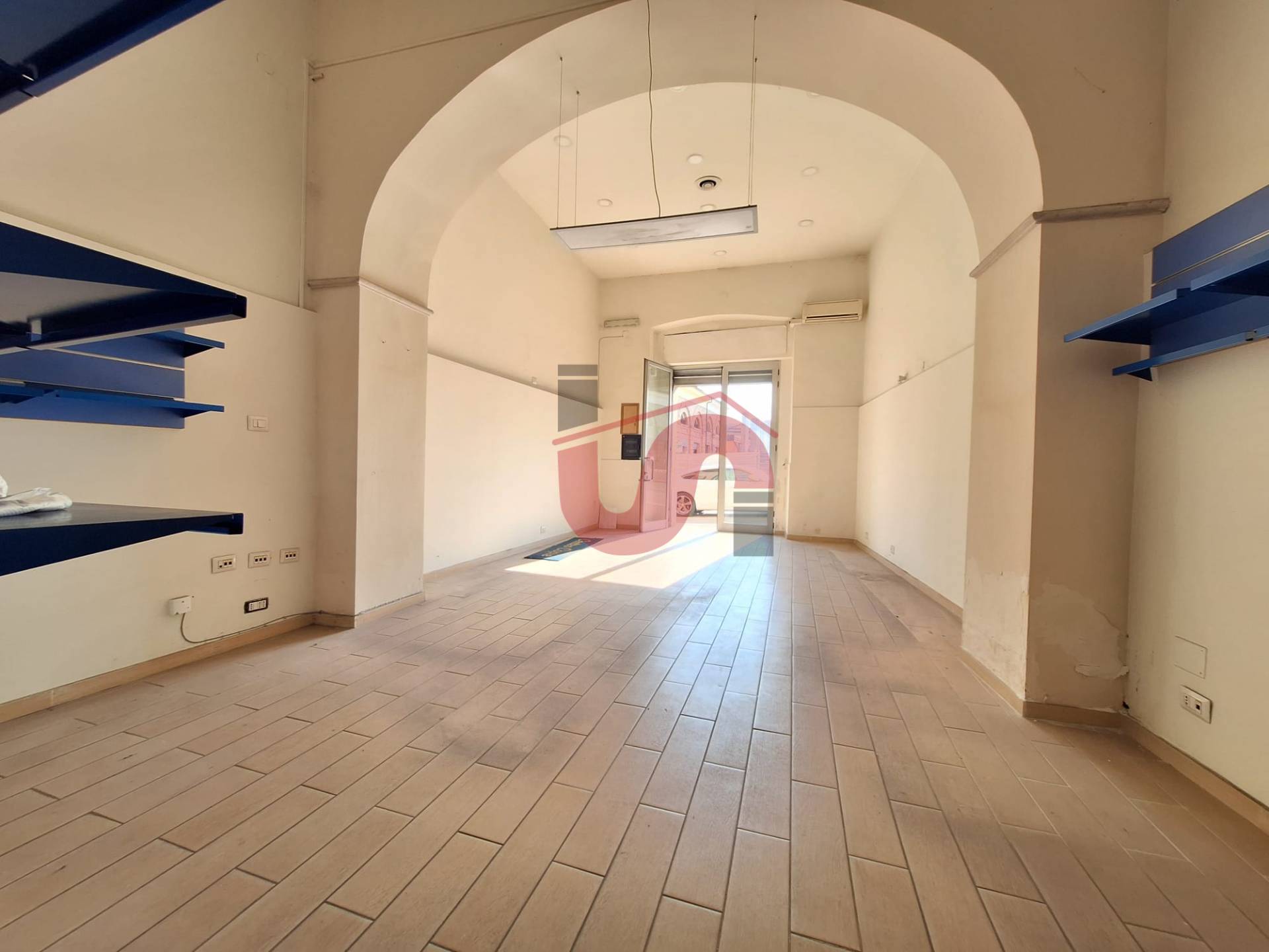 Locale commerciale in affitto a Benevento, CENTRO STORICO