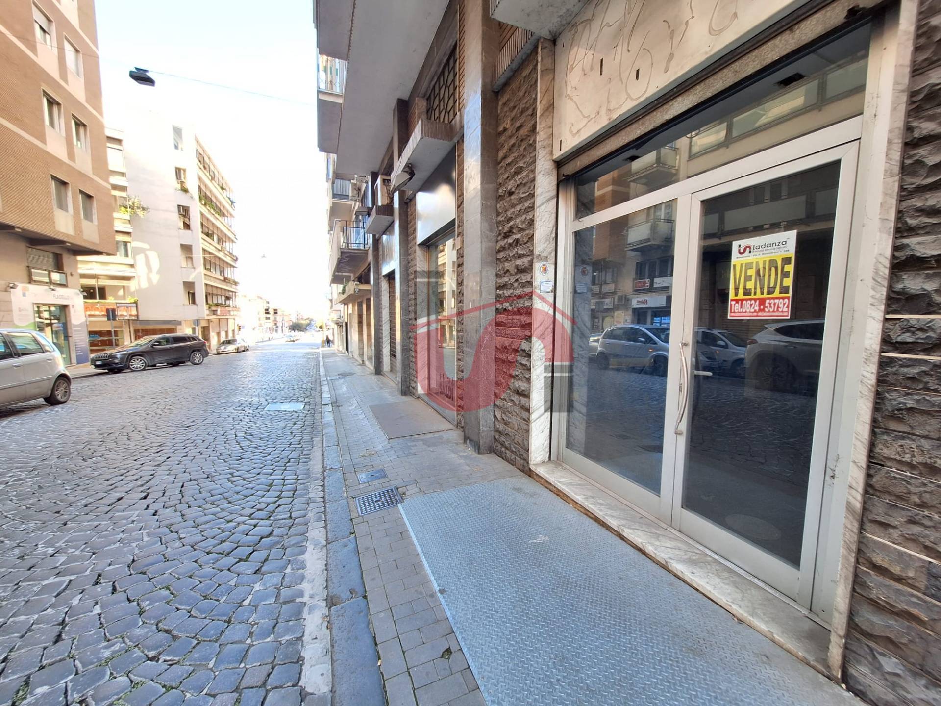 Locale commerciale in vendita a Benevento, CENTRO STORICO