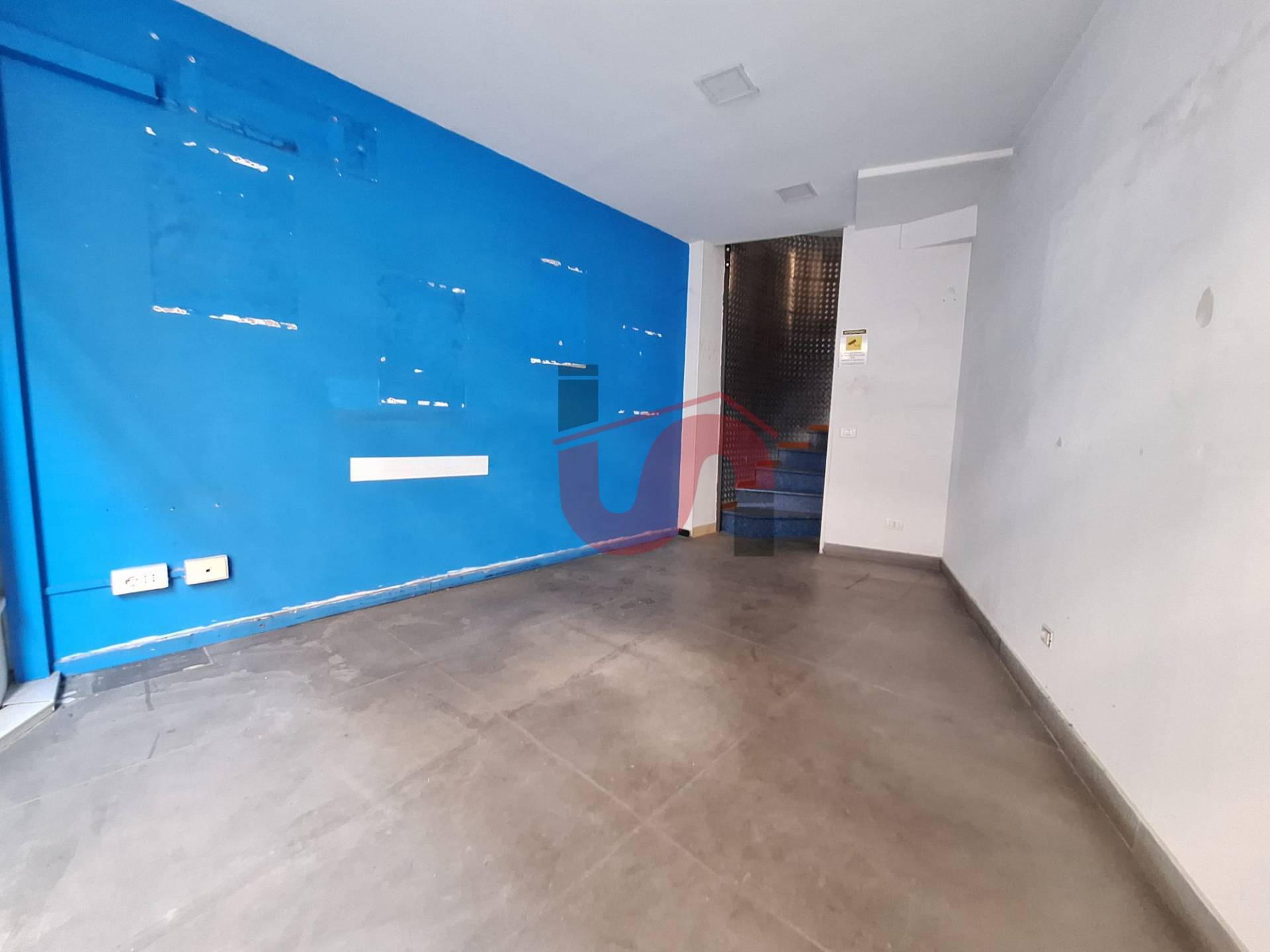 Locale commerciale in vendita a Benevento, CENTRO STORICO