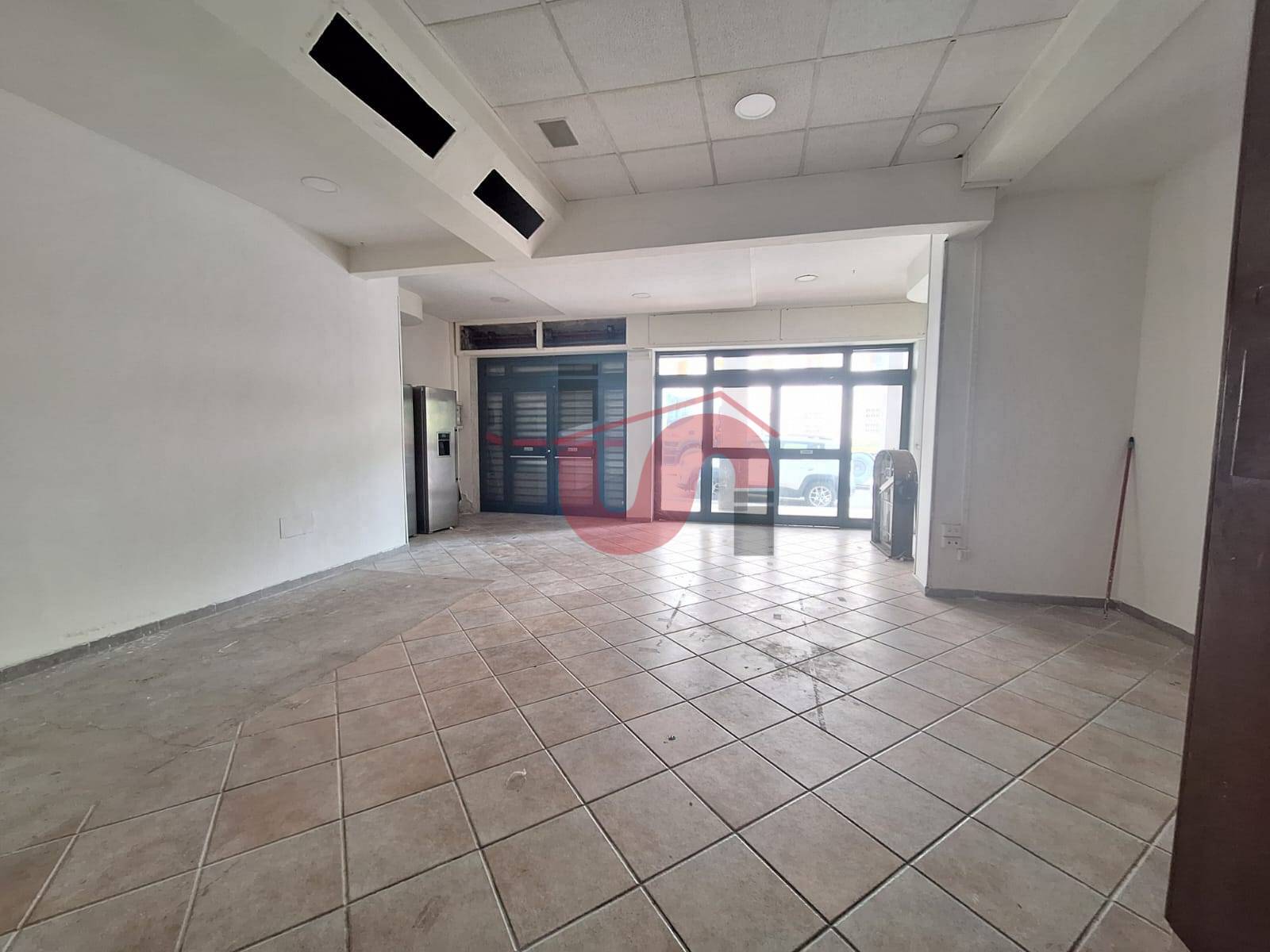 Locale commerciale in affitto a Benevento, Mellusi/Atlantici