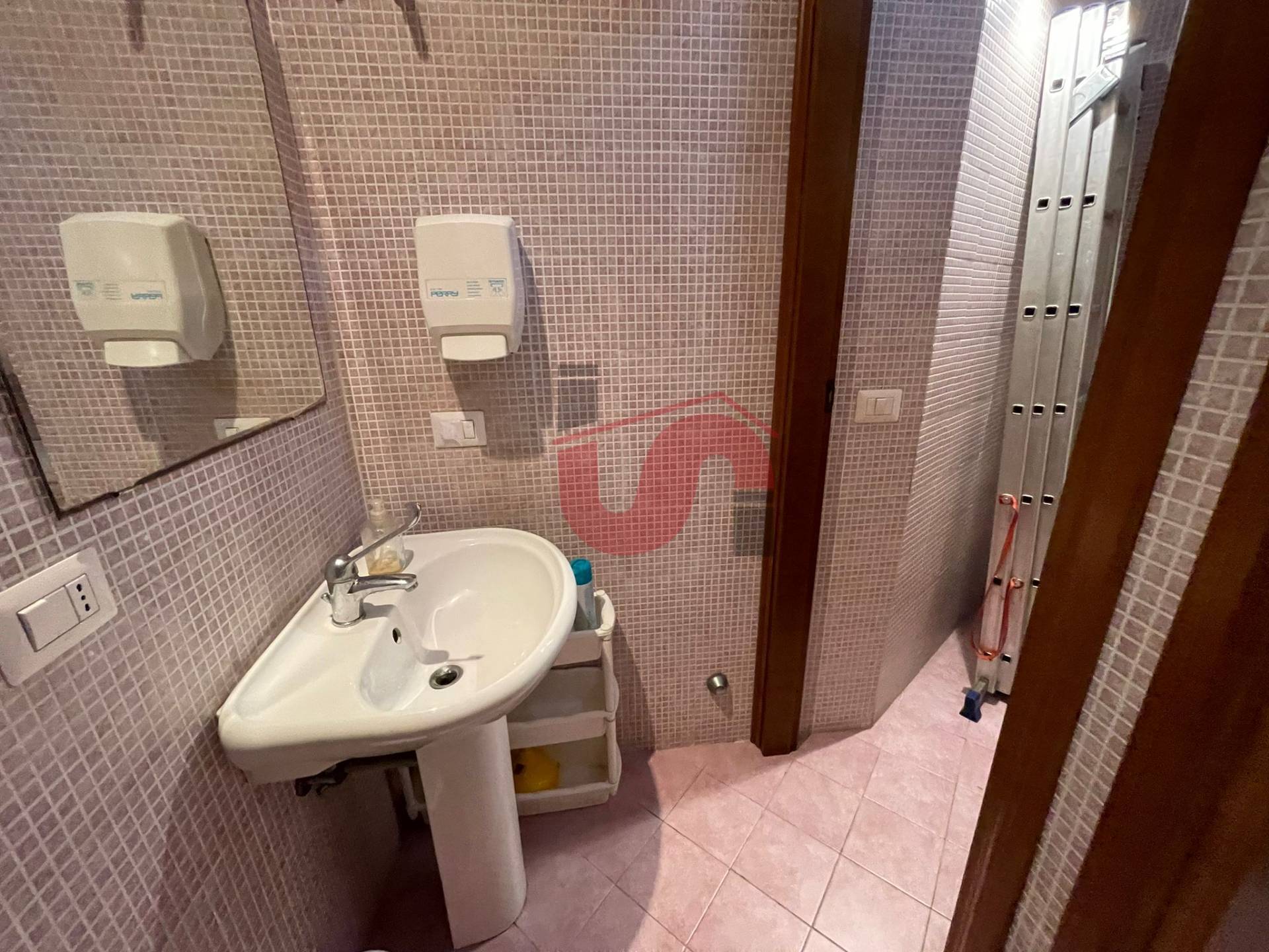 Locale commerciale in vendita a Benevento, Ferrovia