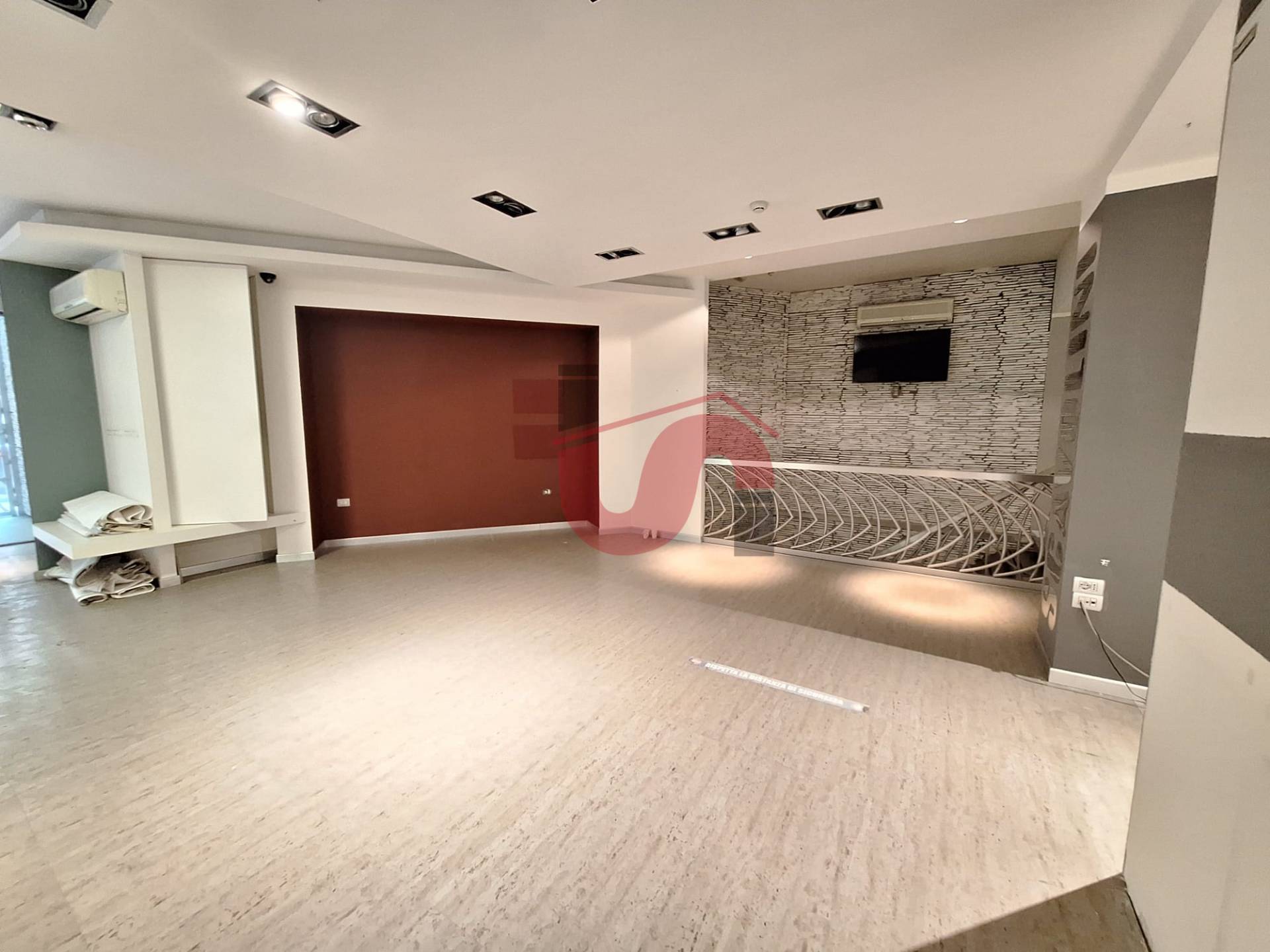 Locale commerciale in affitto a Benevento, CENTRO STORICO