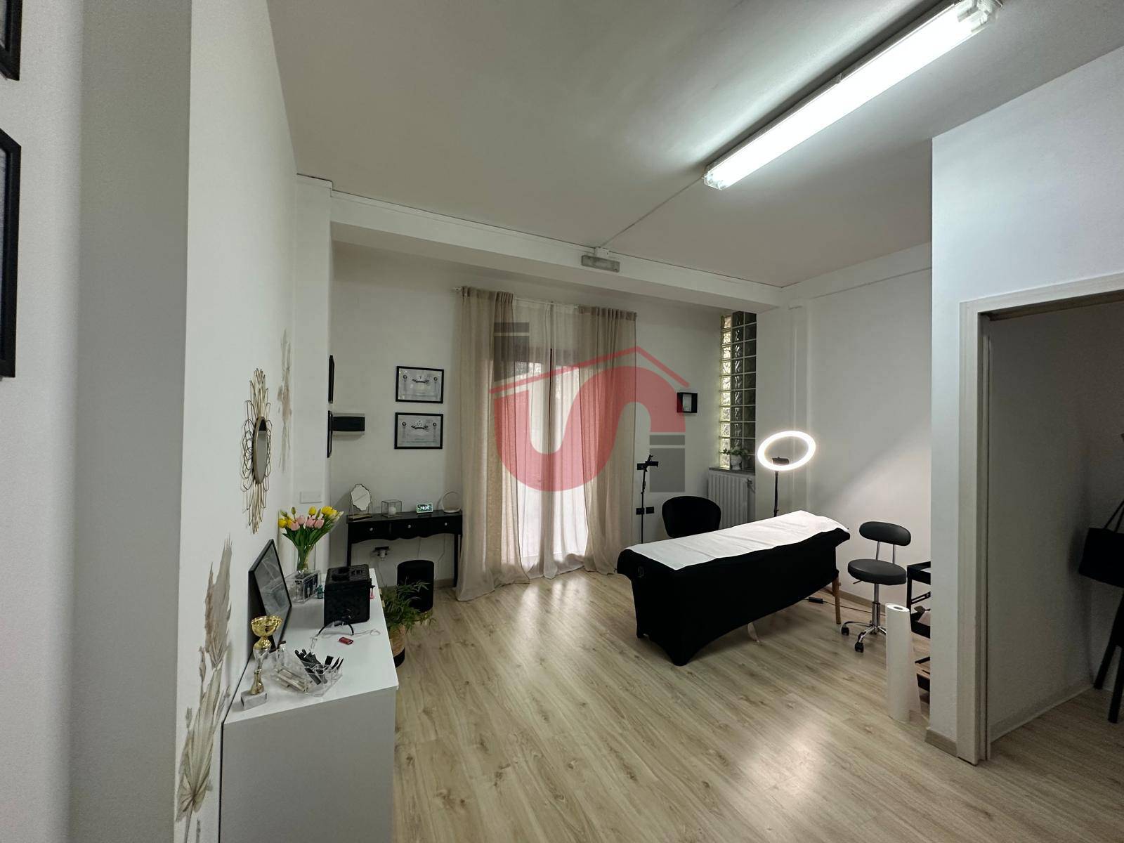 Locale commerciale in affitto a Benevento, Mellusi