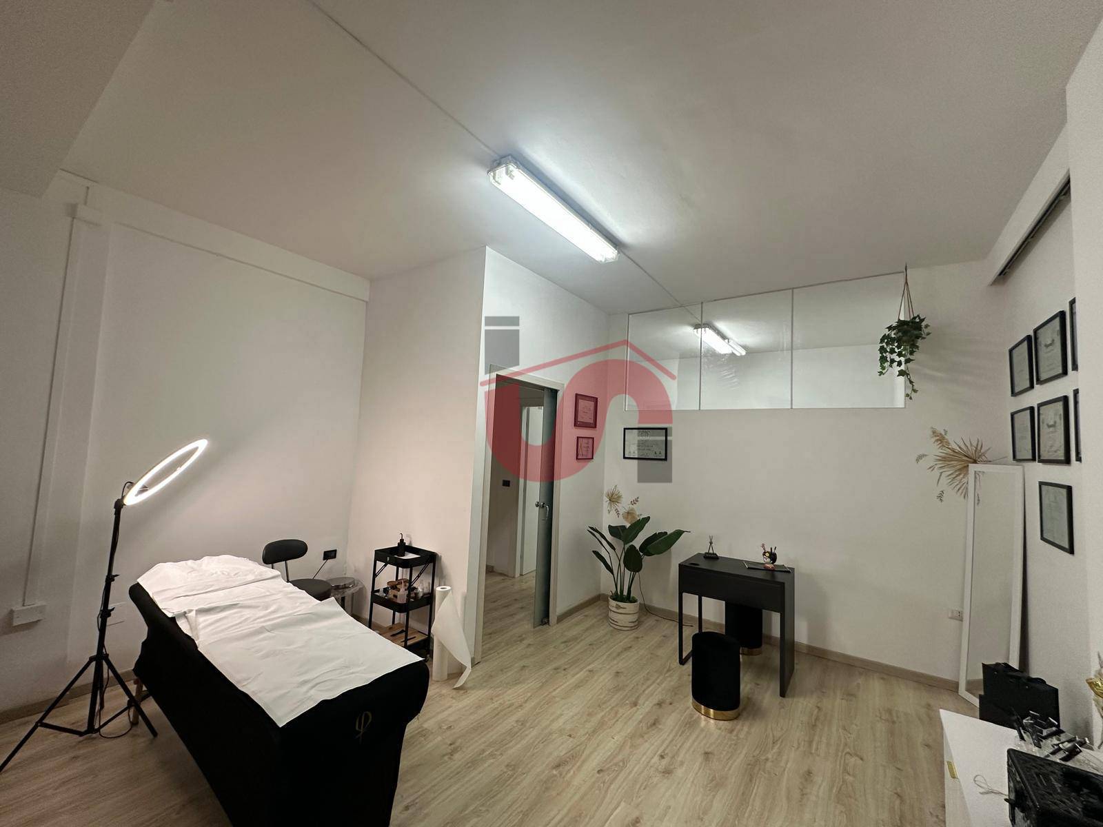 Locale commerciale in affitto a Benevento, Mellusi