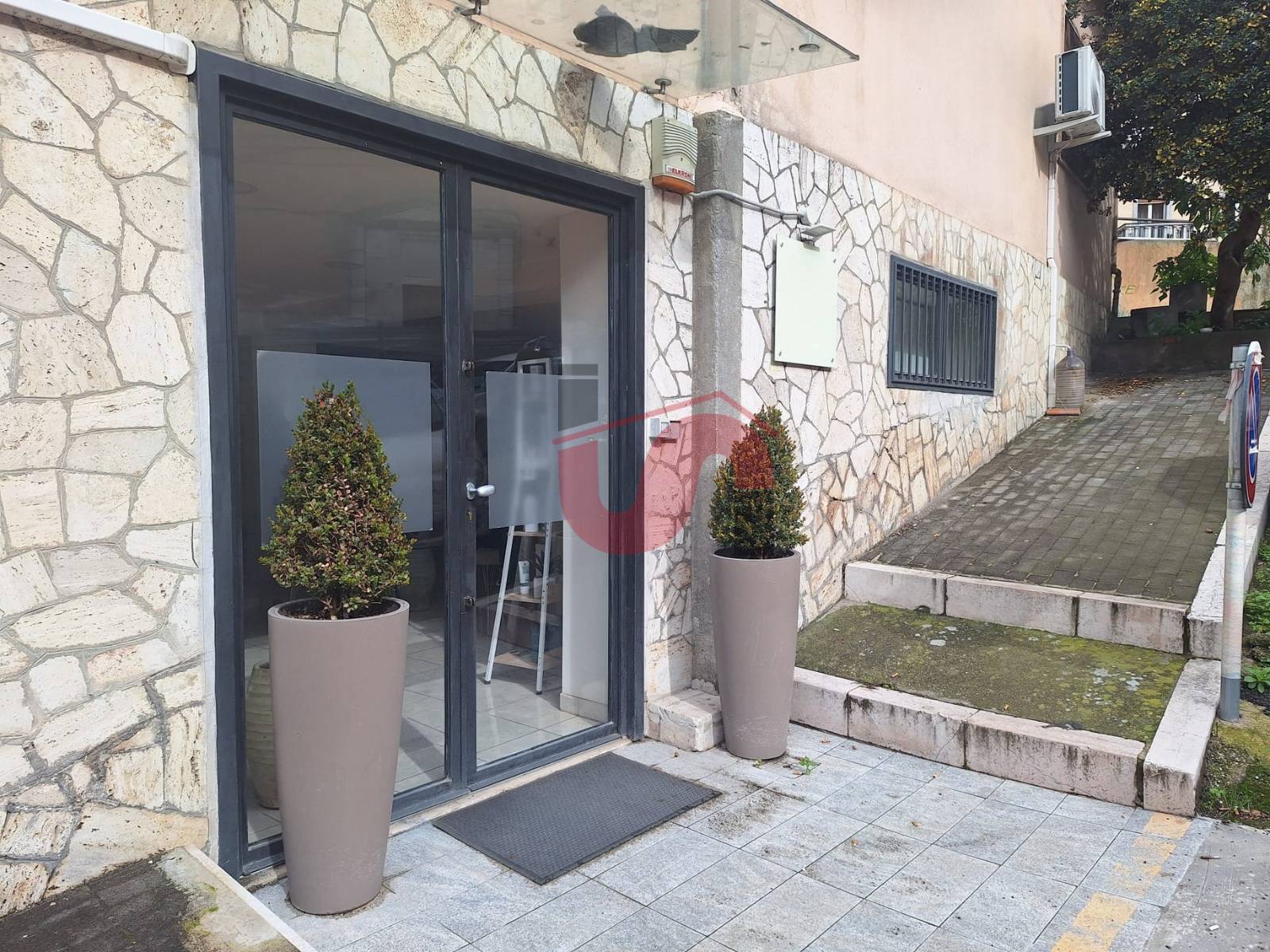 Locale commerciale in affitto a Benevento, CENTRO STORICO