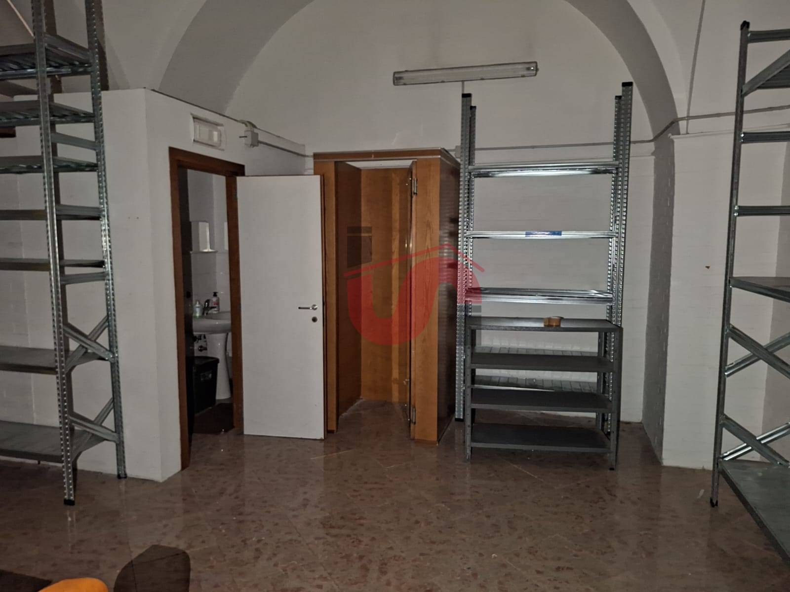 Locale commerciale in affitto a Benevento, CENTRO STORICO