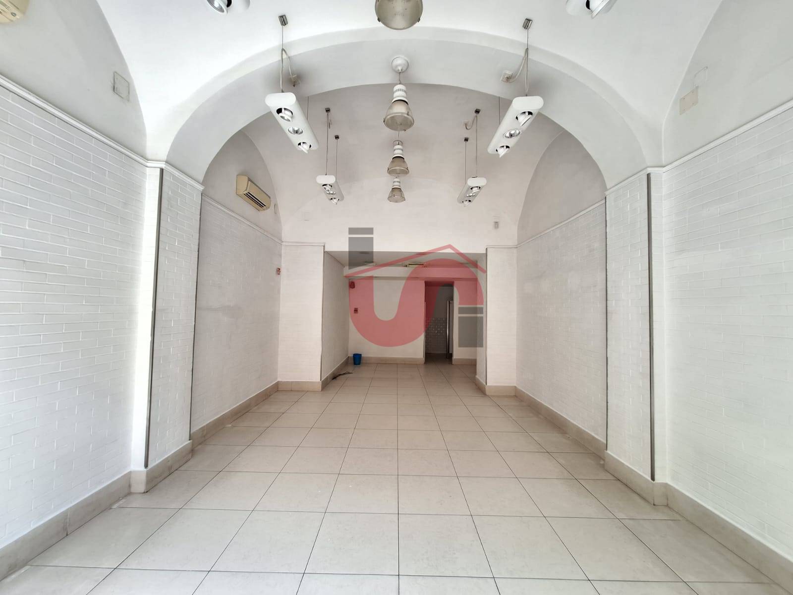 Locale commerciale in affitto a Benevento, CENTRO STORICO