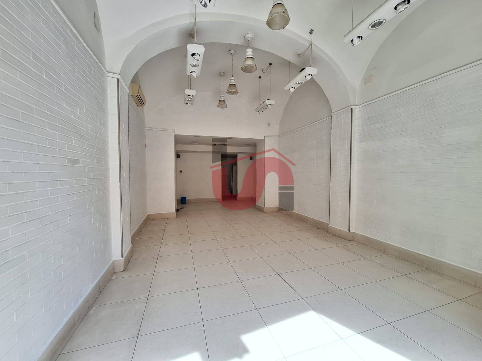 Locale commerciale in affitto a Benevento, CENTRO STORICO