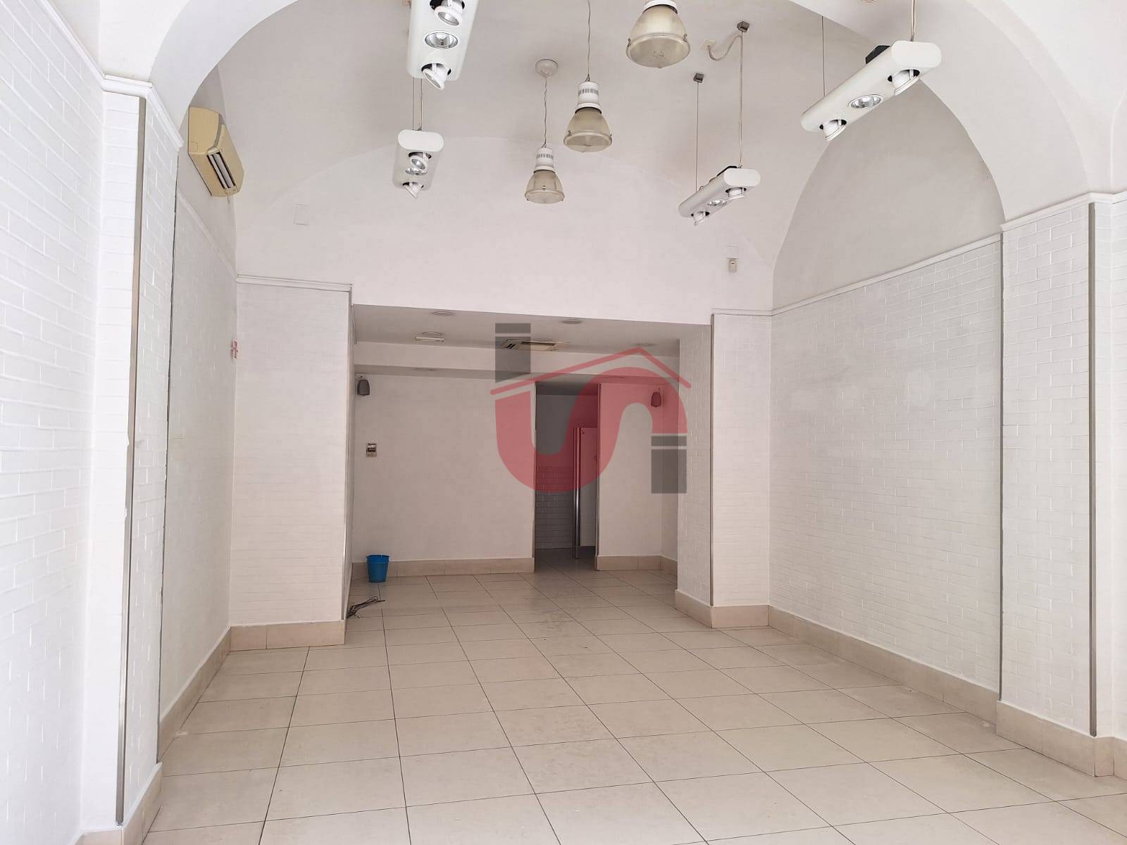 Locale commerciale in affitto a Benevento, CENTRO STORICO