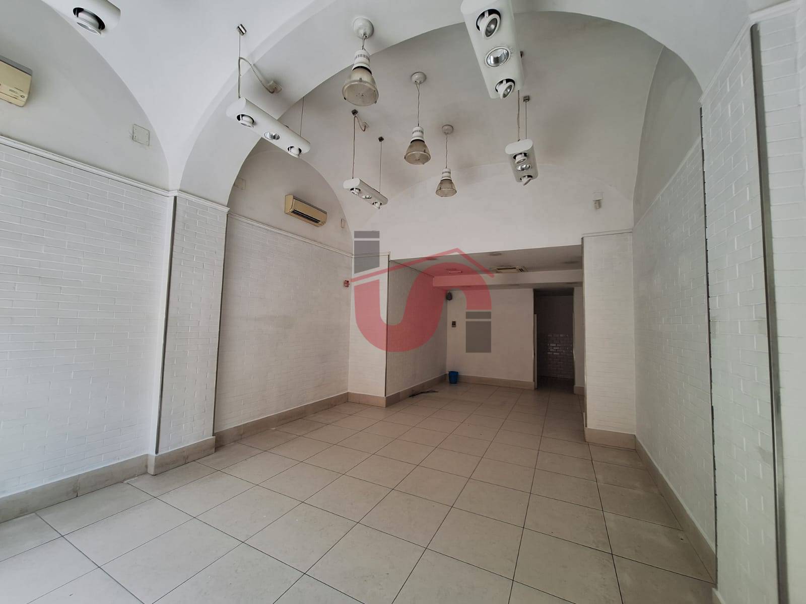 Locale commerciale in affitto a Benevento, CENTRO STORICO