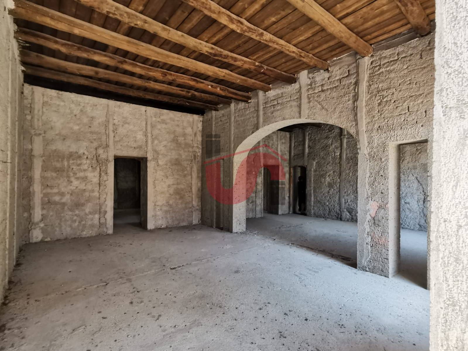 INTERO STABILE in vendita a Benevento, CENTRO STORICO