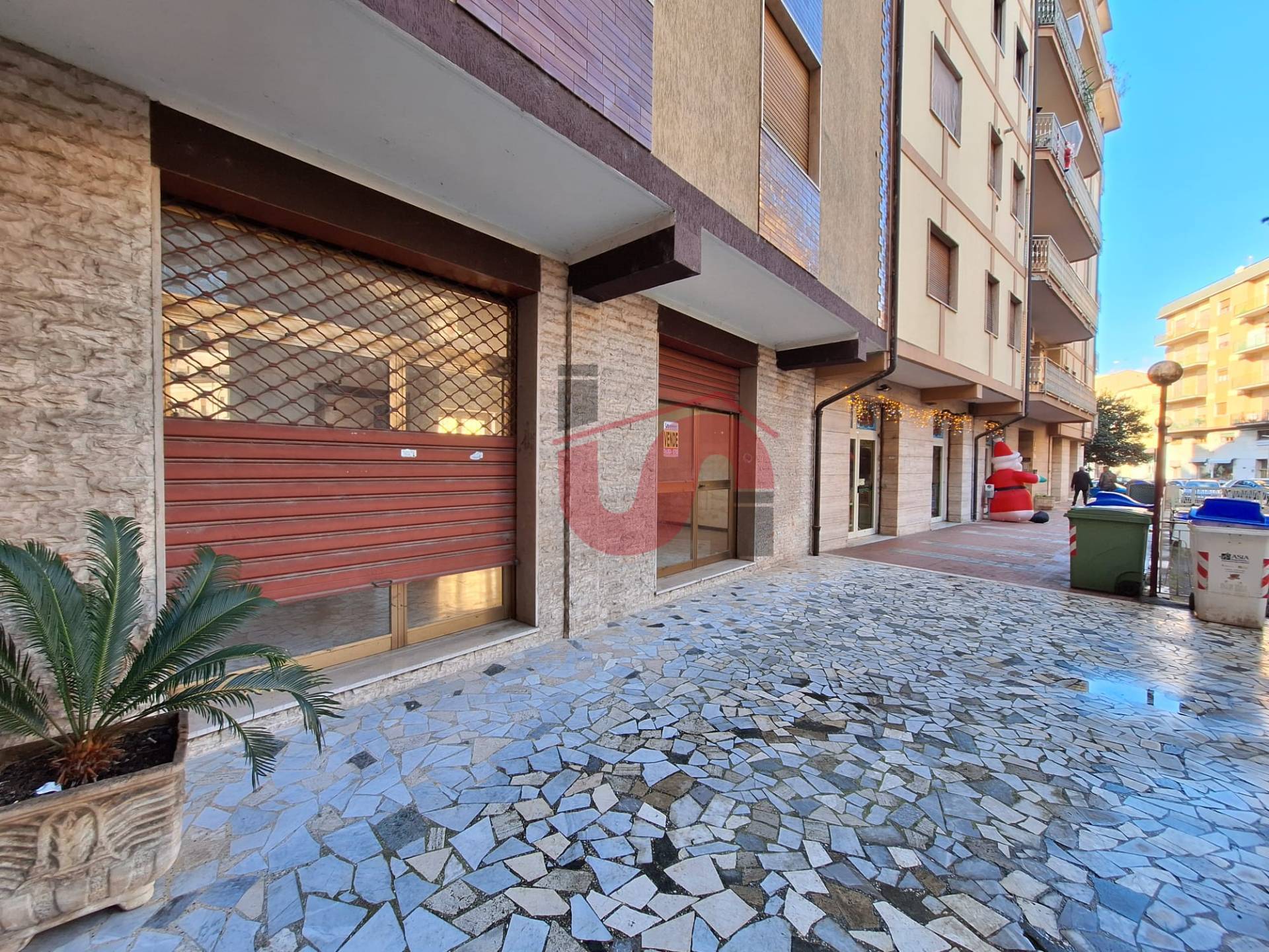 Locale commerciale in vendita a Benevento, Centro