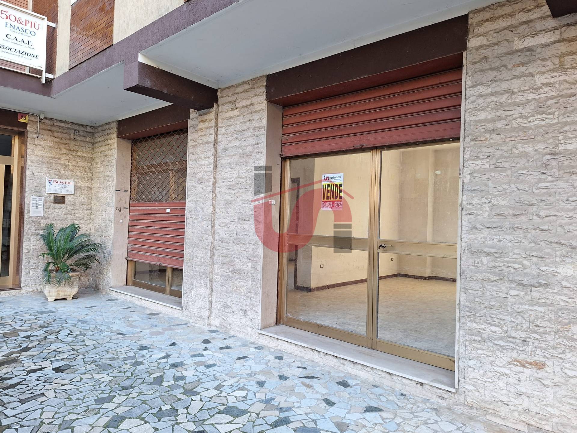 Locale commerciale in vendita a Benevento, Centro