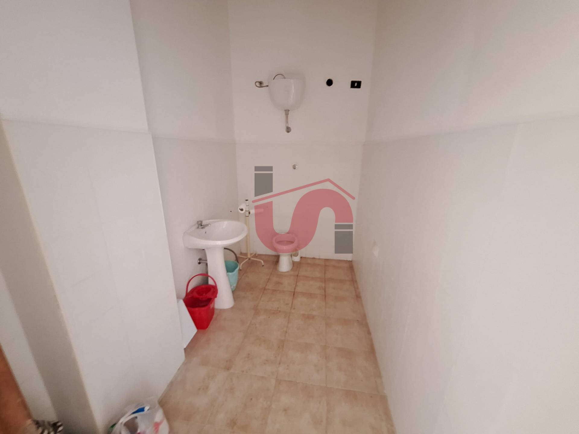 Locale commerciale in vendita a Benevento, Centro