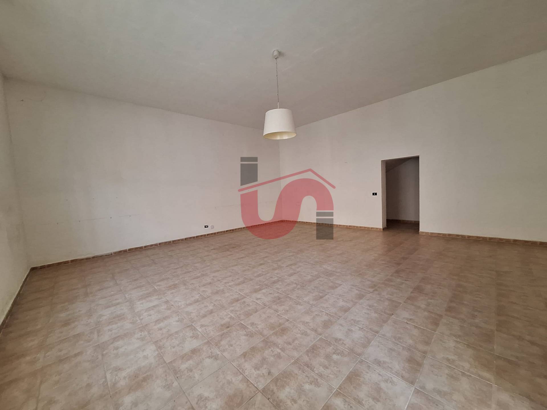 Locale commerciale in vendita a Benevento, Centro