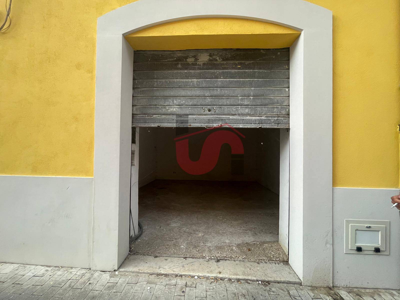 Locale commerciale in affitto a Benevento, Centro