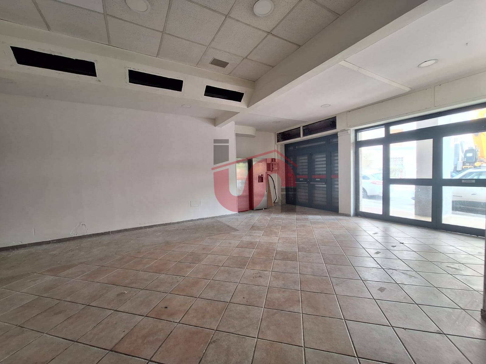 Locale commerciale in affitto a Benevento, Mellusi/Atlantici