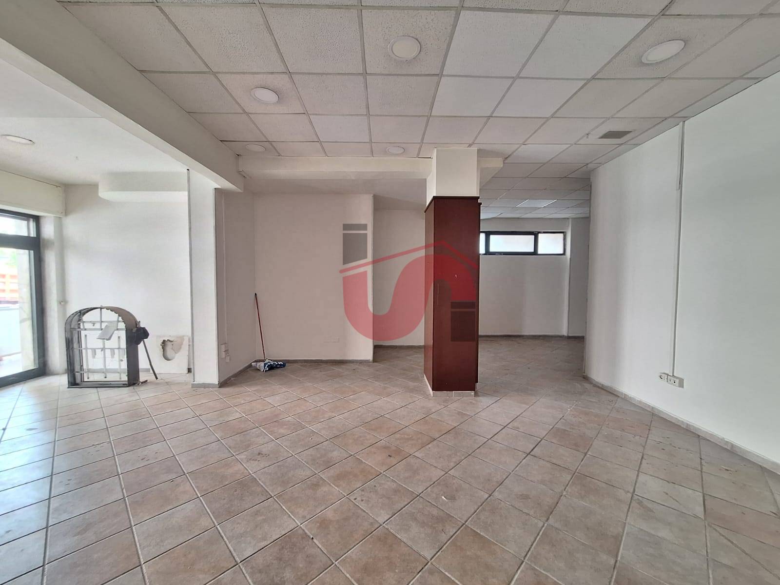 Locale commerciale in affitto a Benevento, Mellusi/Atlantici