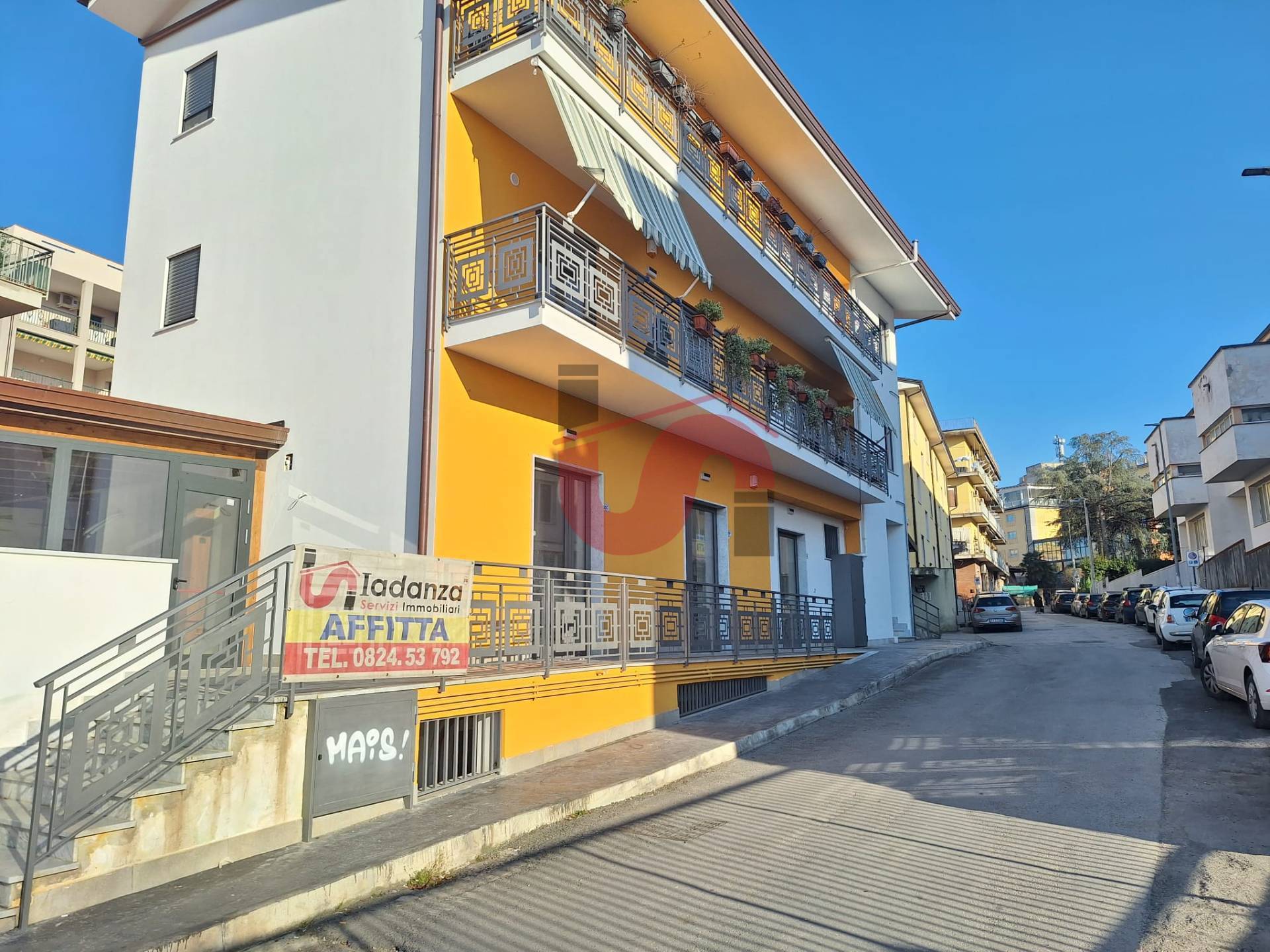 Locale commerciale in affitto a Benevento, Centro