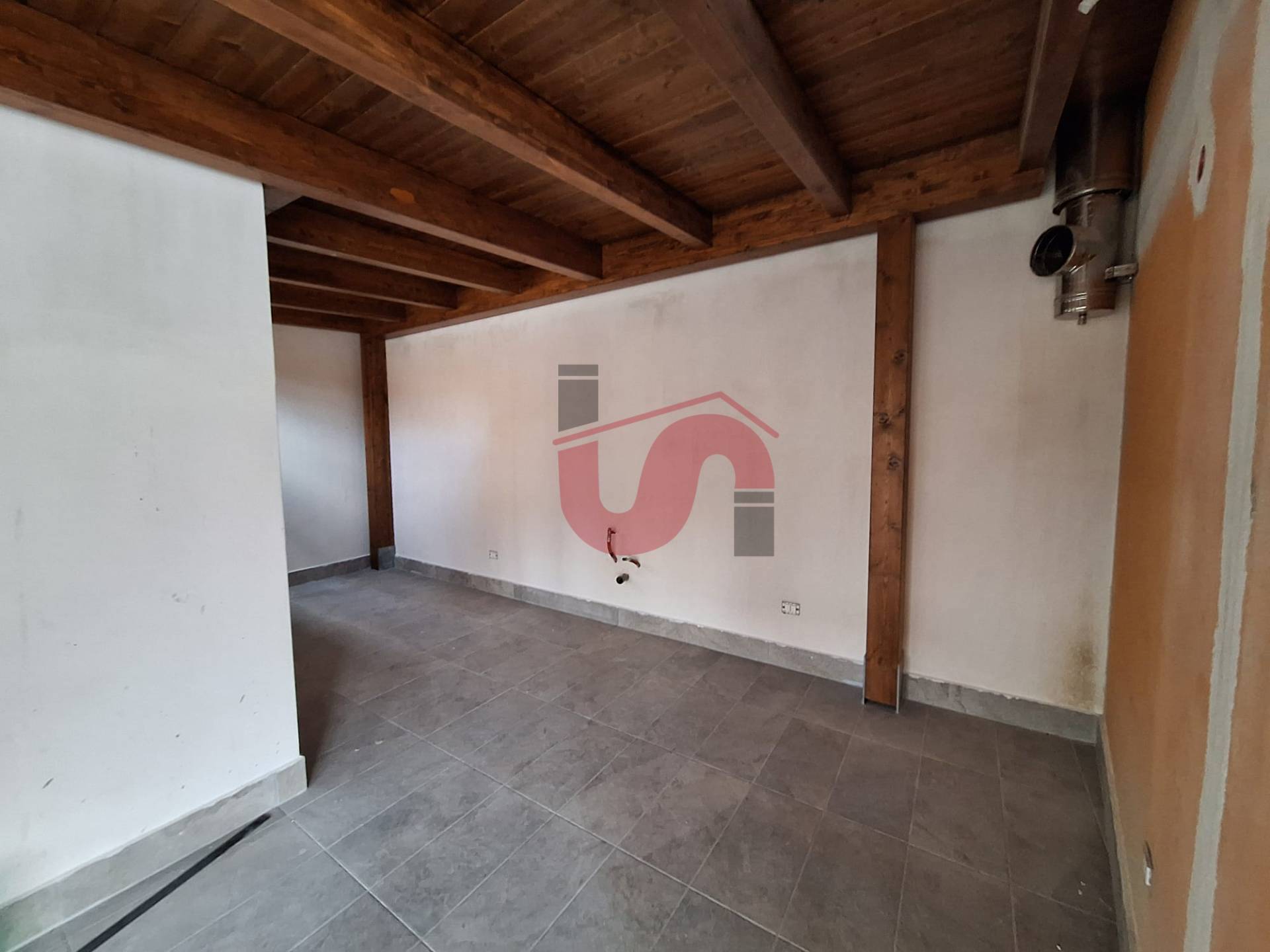 Locale commerciale in affitto a Benevento, Centro