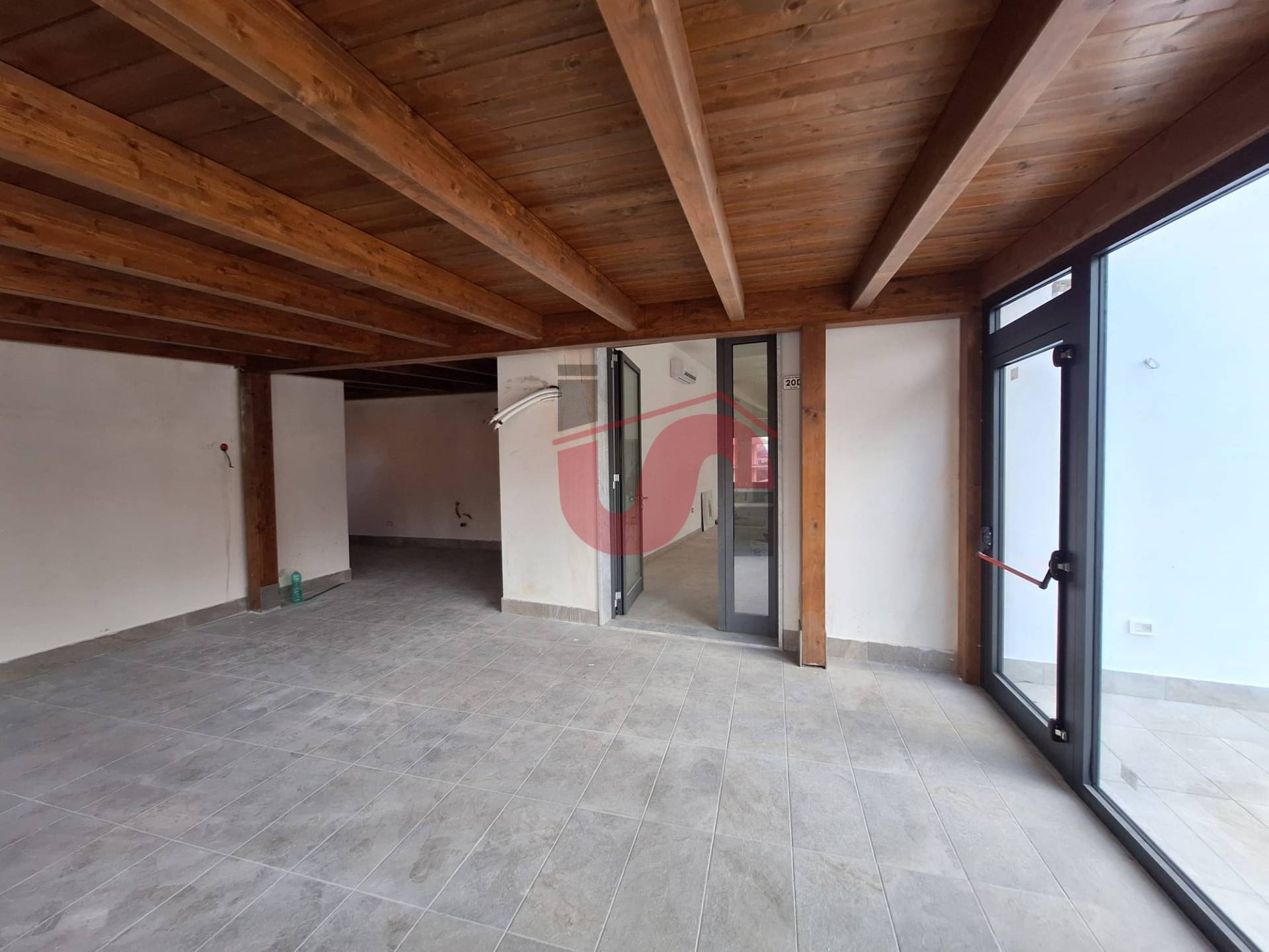 Locale commerciale in affitto a Benevento, Centro