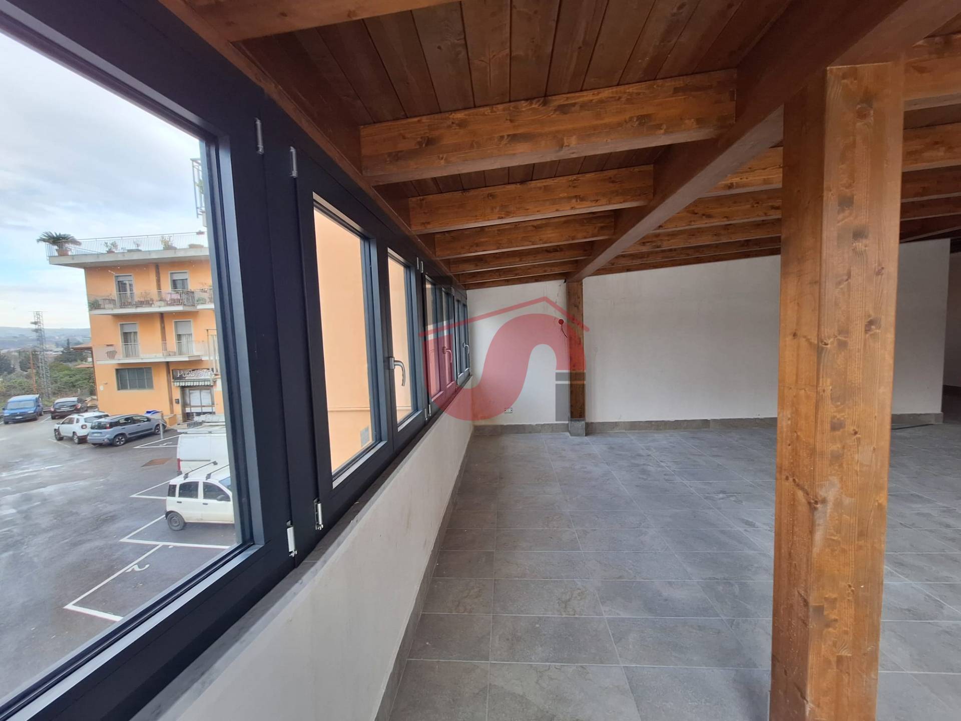 Locale commerciale in affitto a Benevento, Centro