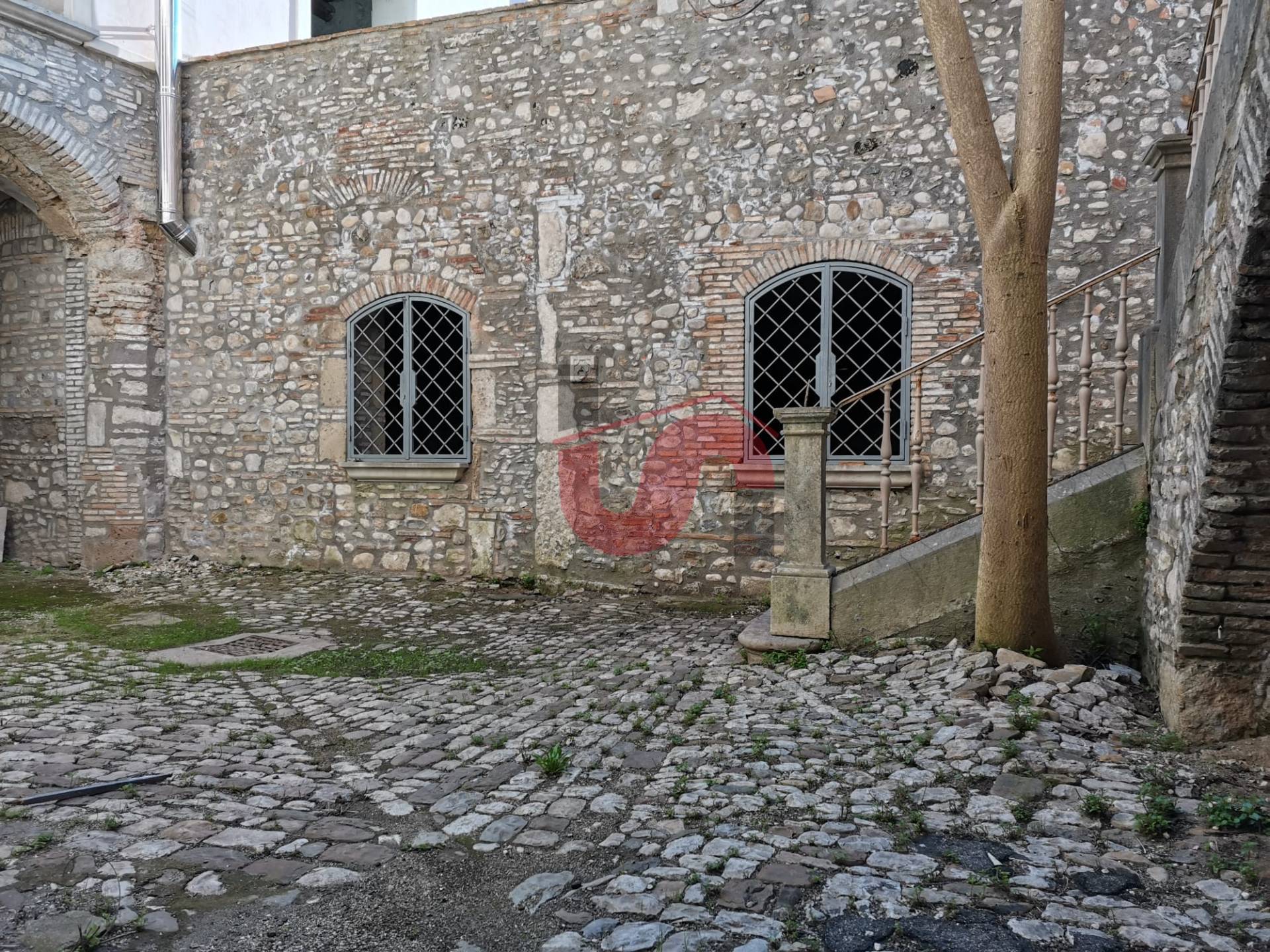 NEGOZIO in affitto a Benevento, CENTRO STORICO