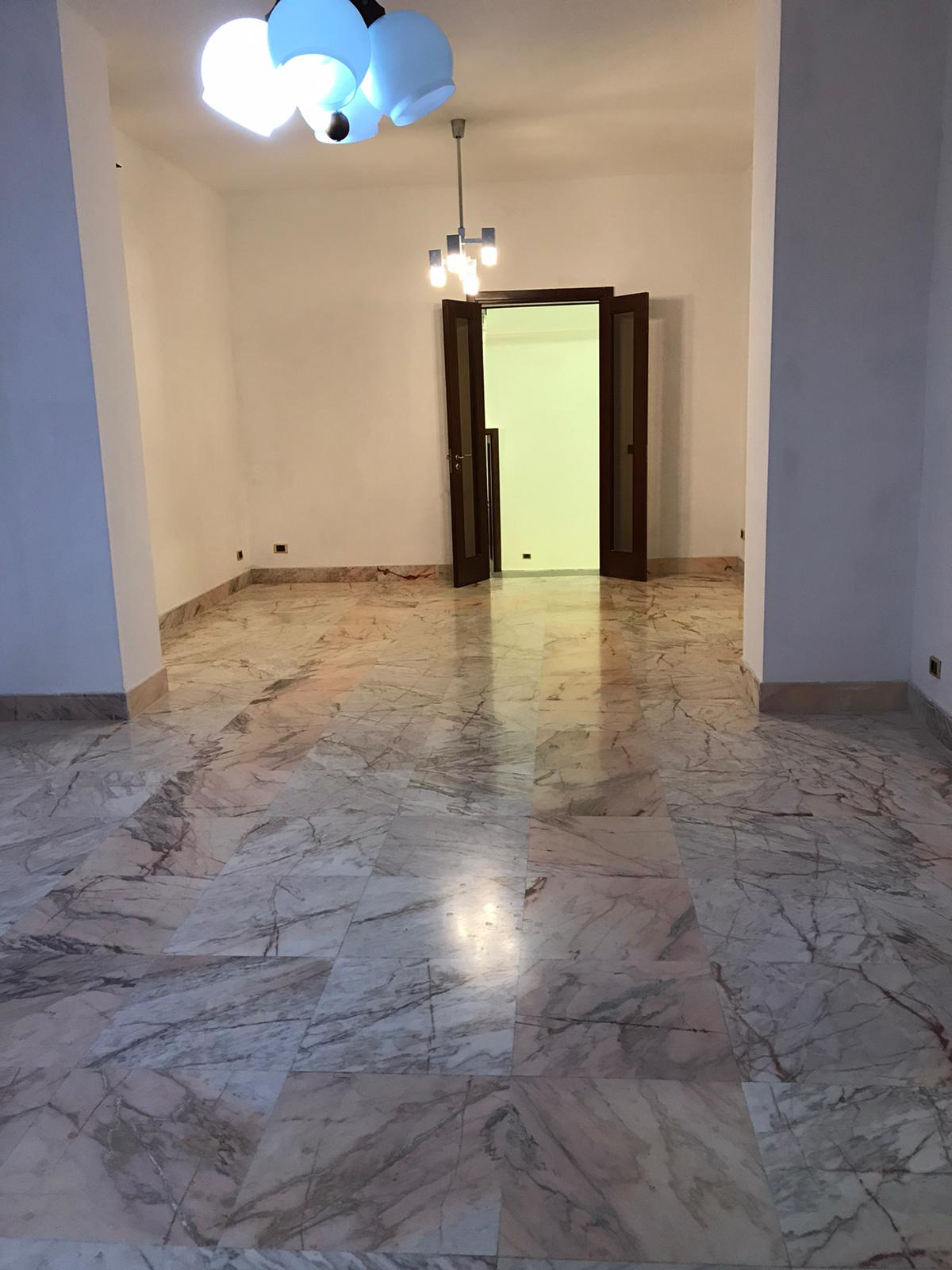 INTERO STABILE in vendita a Benevento, CENTRO STORICO