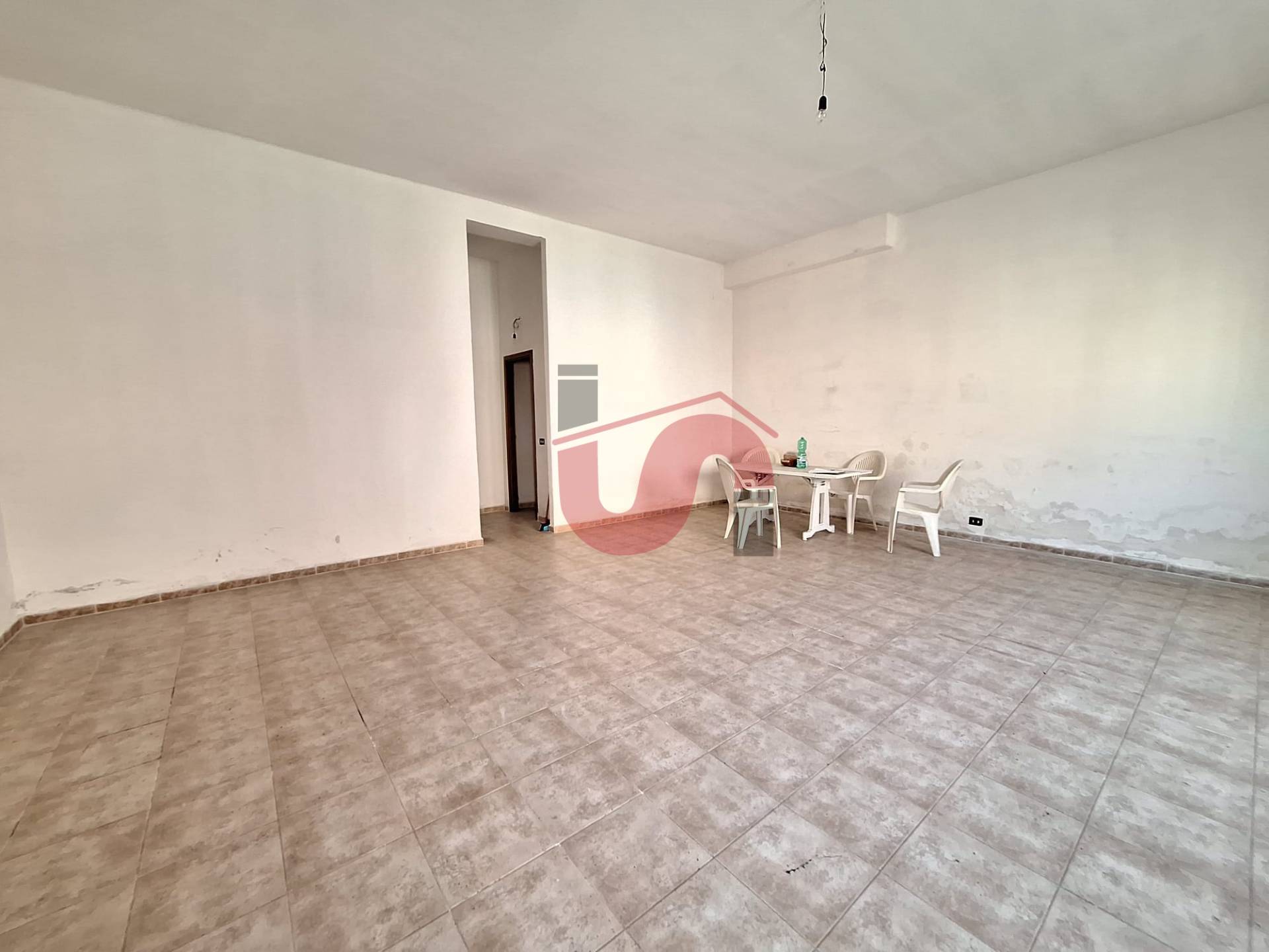 Locale commerciale in vendita a Benevento, Centro